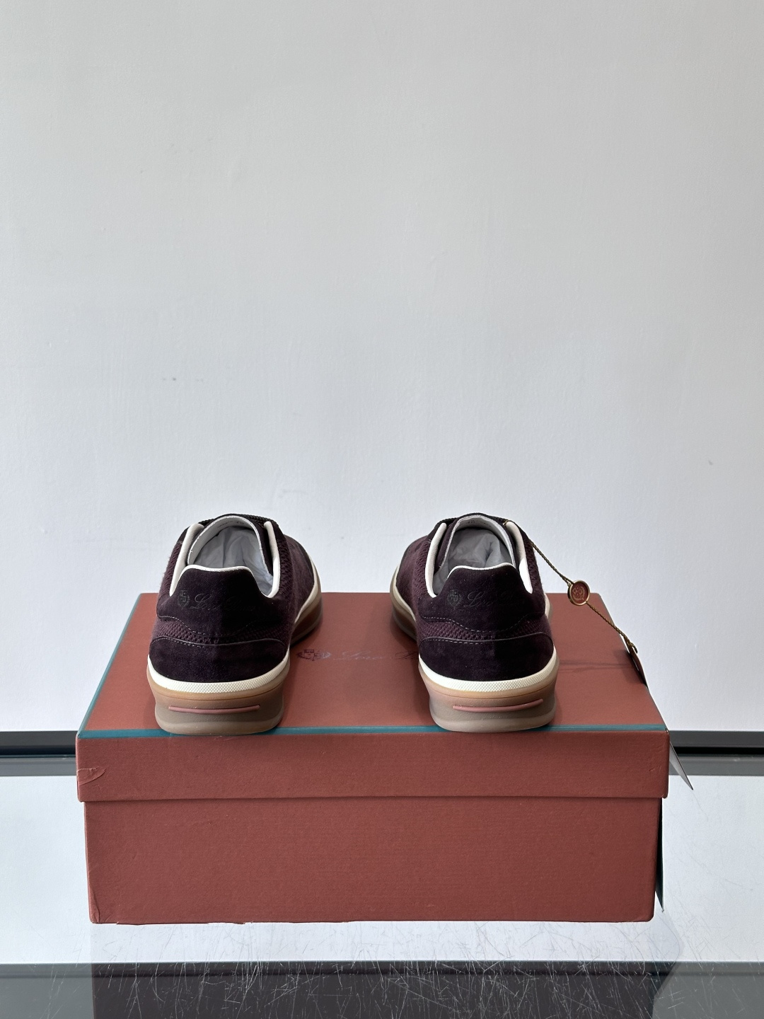 LoroPiana/诺悠翩雅 WeekendWalk男士新款运动鞋，采用轻盈防皱的纤维面料，鞋面绒面革嵌