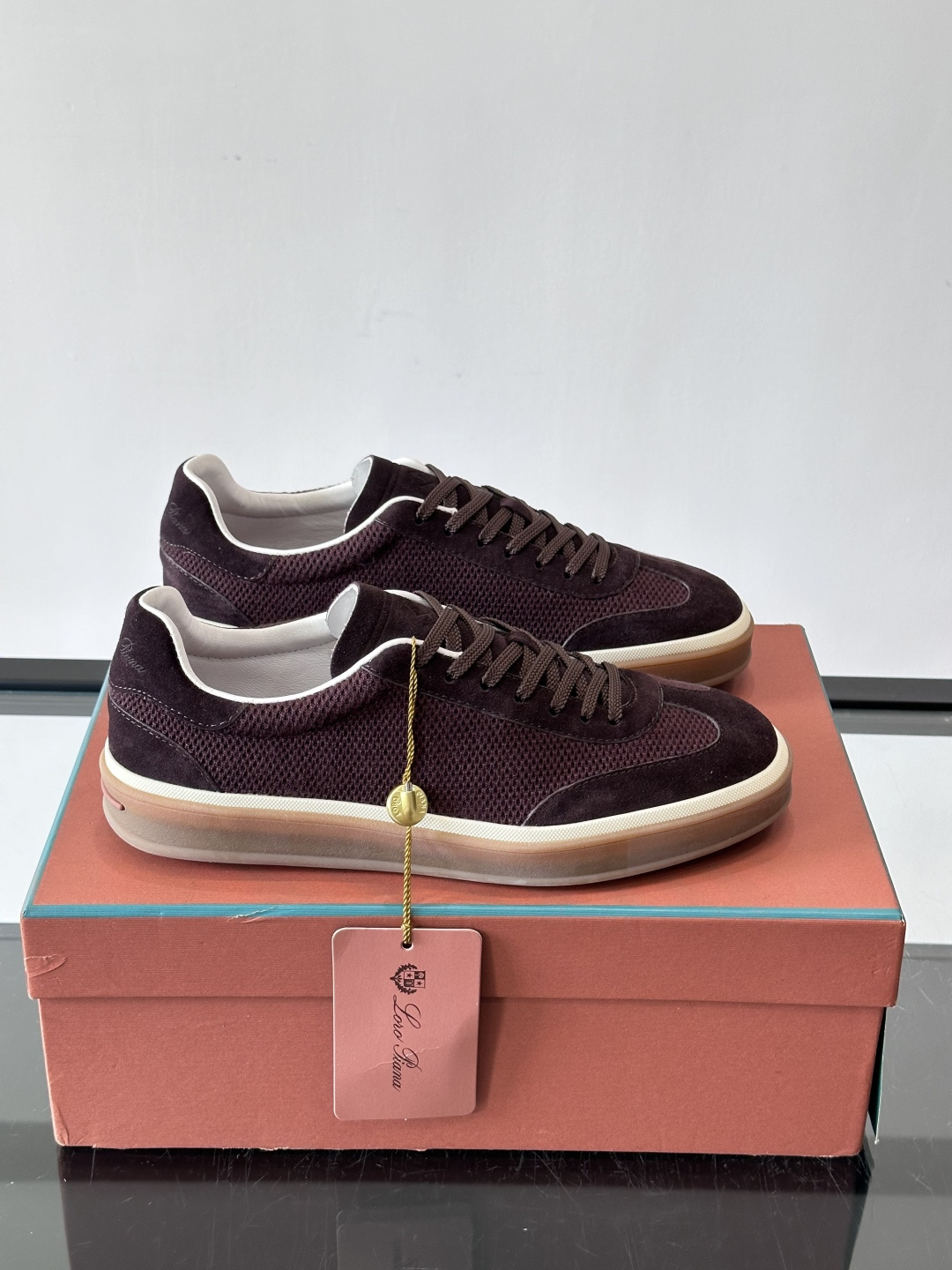 LoroPiana/诺悠翩雅 WeekendWalk男士新款运动鞋，采用轻盈防皱的纤维面料，鞋面绒面革嵌