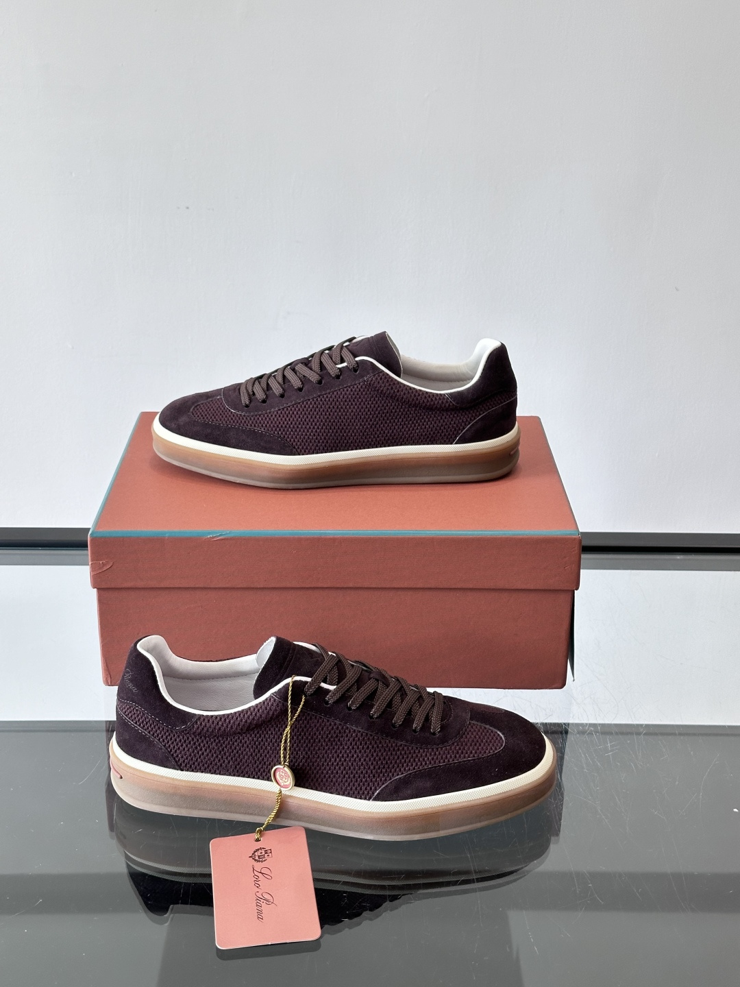 LoroPiana/诺悠翩雅 WeekendWalk男士新款运动鞋，采用轻盈防皱的纤维面料，鞋面绒面革嵌