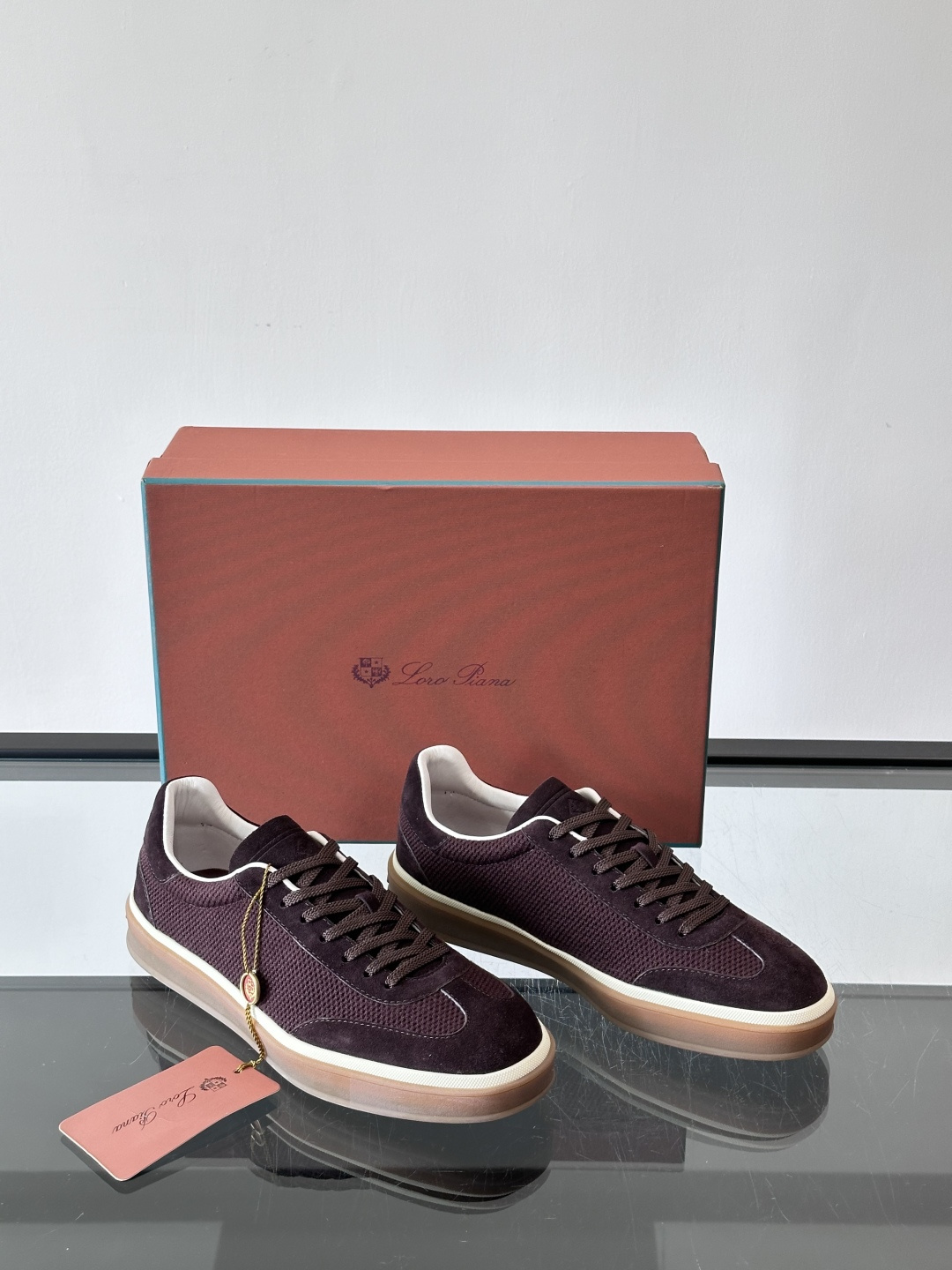 LoroPiana/诺悠翩雅 WeekendWalk男士新款运动鞋，采用轻盈防皱的纤维面料，鞋面绒面革嵌