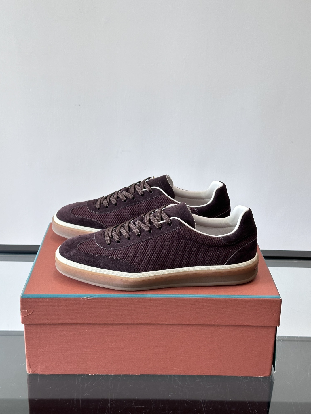 LoroPiana/诺悠翩雅 WeekendWalk男士新款运动鞋，采用轻盈防皱的纤维面料，鞋面绒面革嵌