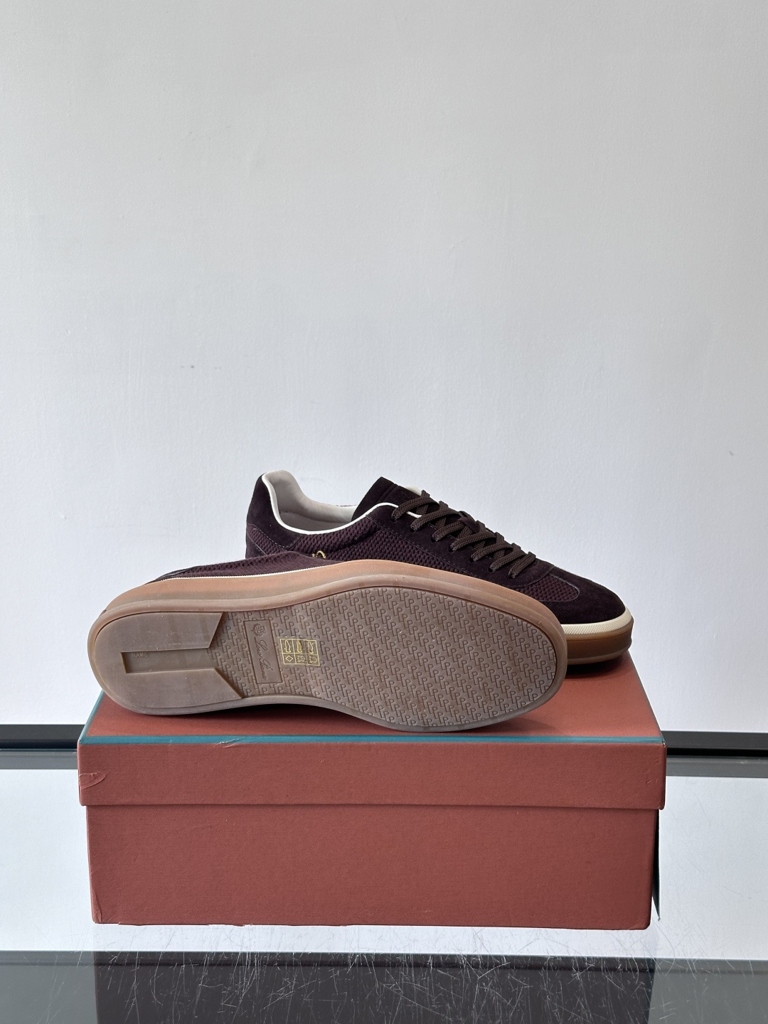 LoroPiana/诺悠翩雅 WeekendWalk男士新款运动鞋，采用轻盈防皱的纤维面料，鞋面绒面革嵌