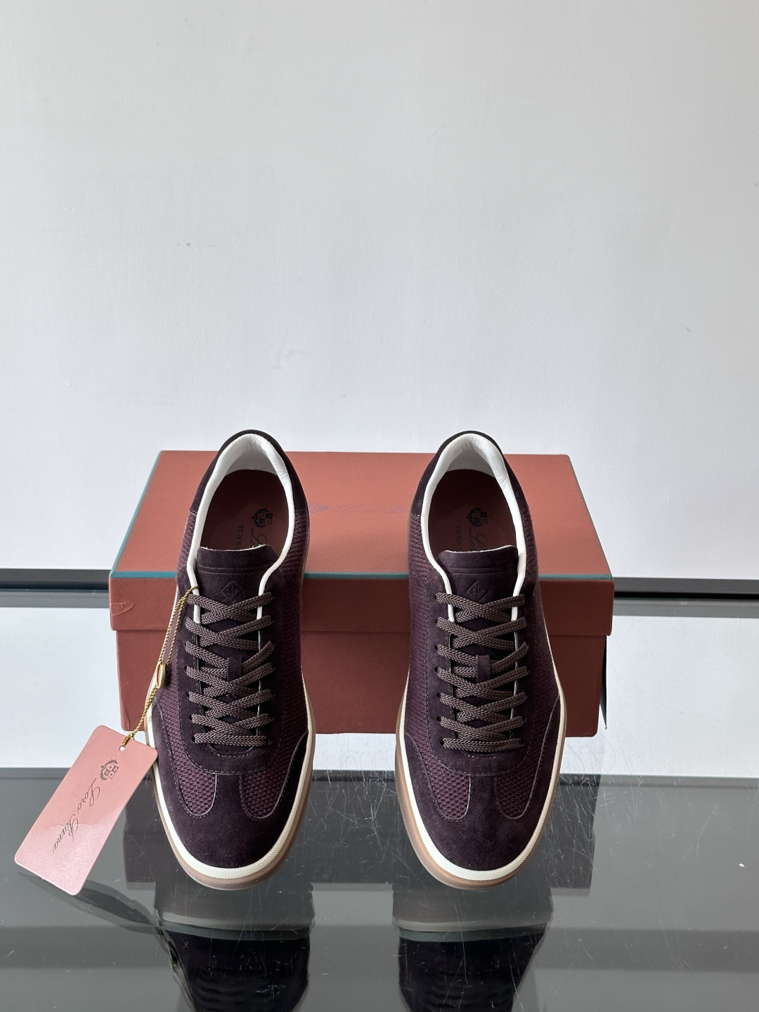 LoroPiana/诺悠翩雅 WeekendWalk男士新款运动鞋，采用轻盈防皱的纤维面料，鞋面绒面革嵌