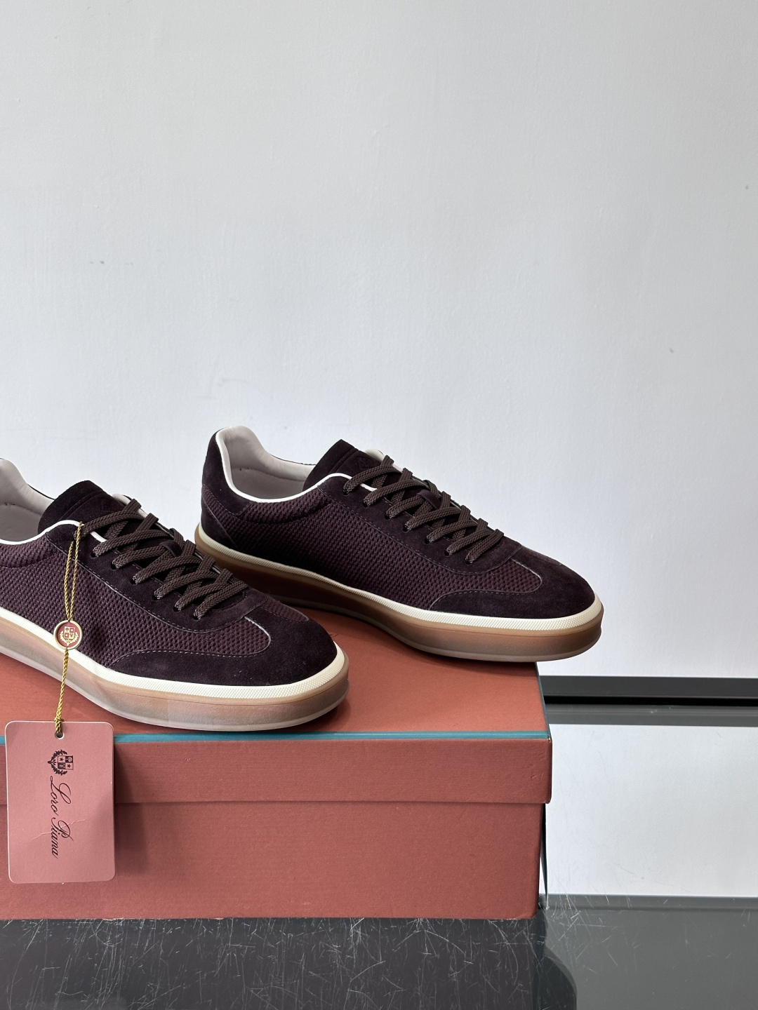 LoroPiana/诺悠翩雅 WeekendWalk男士新款运动鞋，采用轻盈防皱的纤维面料，鞋面绒面革嵌