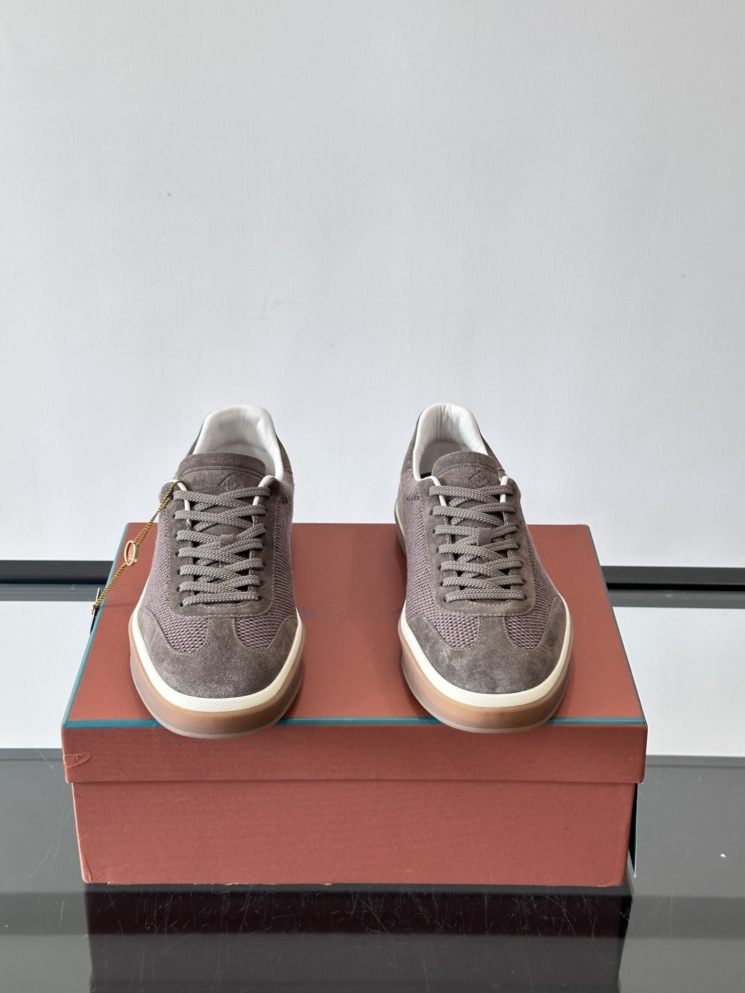 LoroPiana/诺悠翩雅 WeekendWalk男士新款运动鞋，采用轻盈防皱的纤维面料，鞋面绒面革嵌