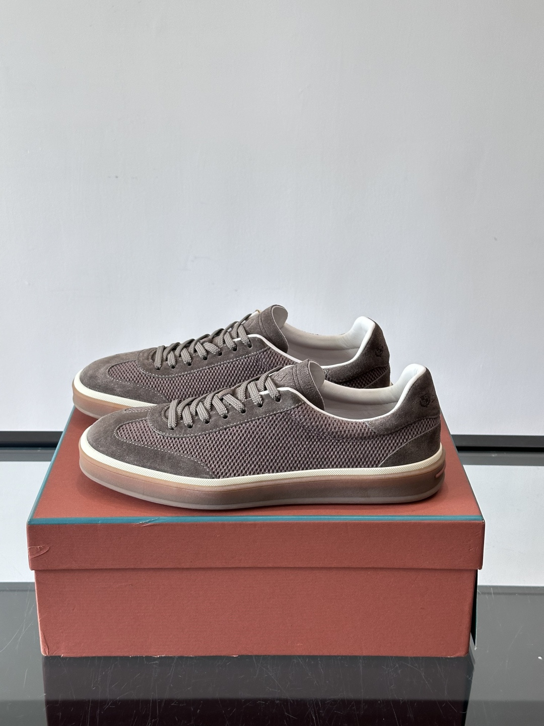 LoroPiana/诺悠翩雅 WeekendWalk男士新款运动鞋，采用轻盈防皱的纤维面料，鞋面绒面革嵌