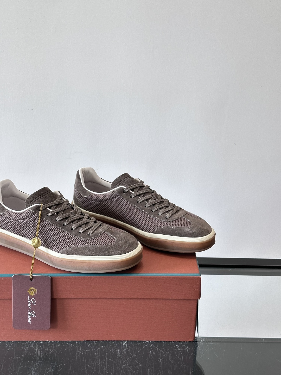 LoroPiana/诺悠翩雅 WeekendWalk男士新款运动鞋，采用轻盈防皱的纤维面料，鞋面绒面革嵌