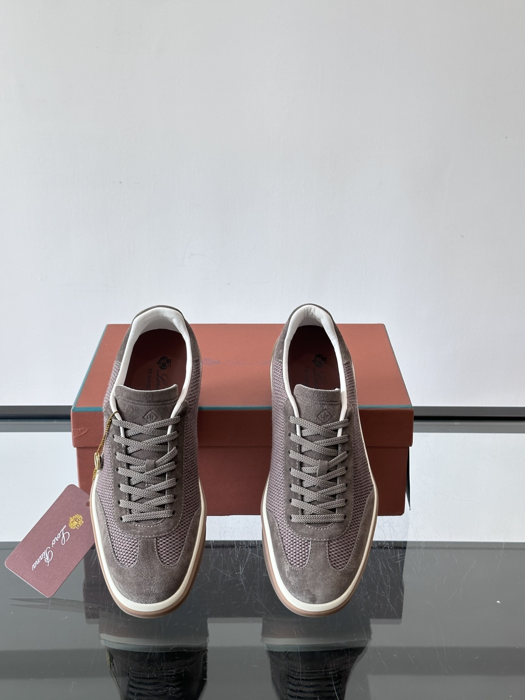 LoroPiana/诺悠翩雅 WeekendWalk男士新款运动鞋，采用轻盈防皱的纤维面料，鞋面绒面革嵌