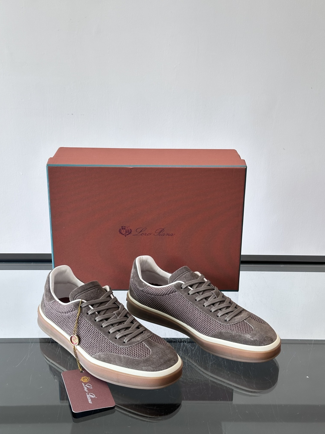 LoroPiana/诺悠翩雅 WeekendWalk男士新款运动鞋，采用轻盈防皱的纤维面料，鞋面绒面革嵌