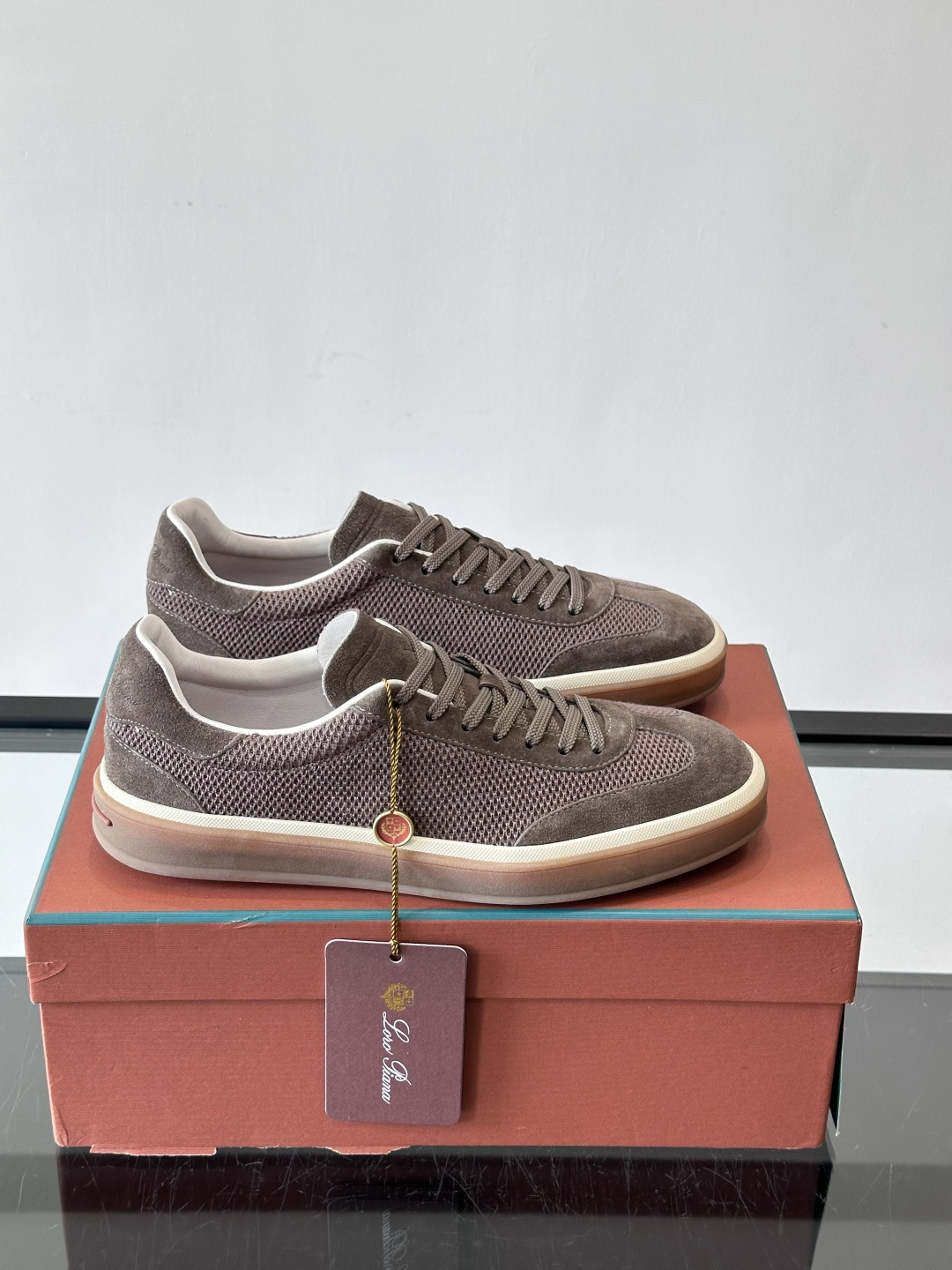 LoroPiana/诺悠翩雅 WeekendWalk男士新款运动鞋，采用轻盈防皱的纤维面料，鞋面绒面革嵌