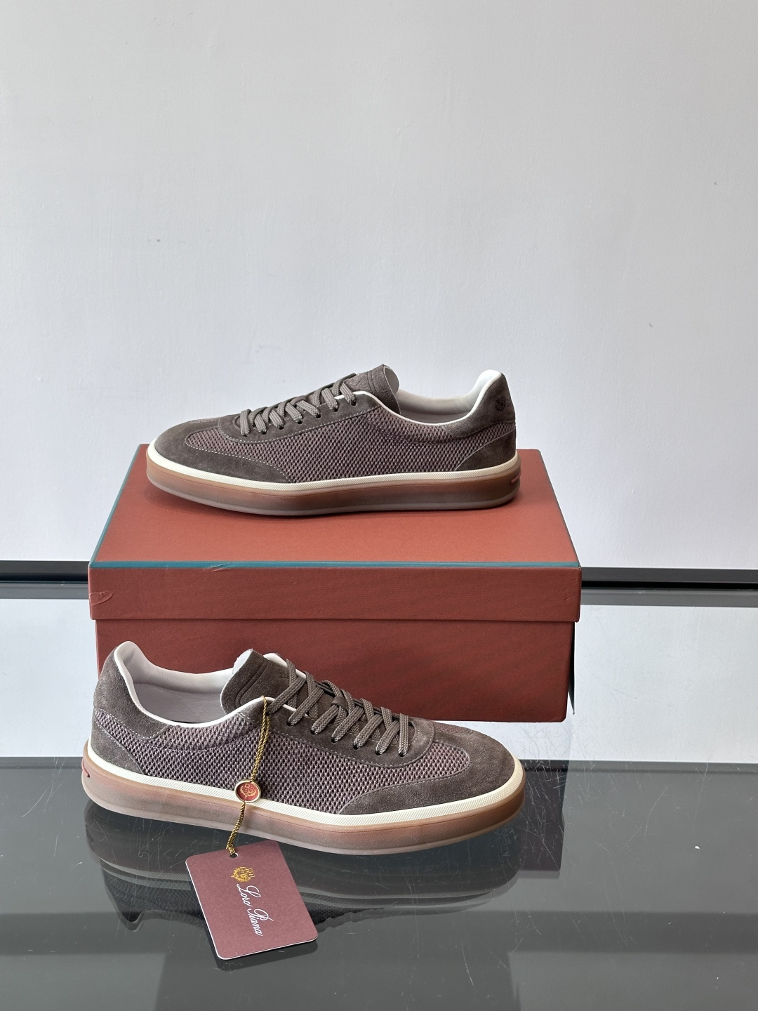 LoroPiana/诺悠翩雅 WeekendWalk男士新款运动鞋，采用轻盈防皱的纤维面料，鞋面绒面革嵌