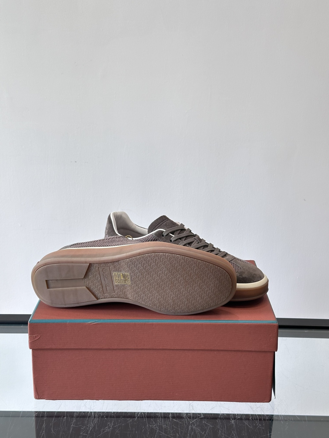 LoroPiana/诺悠翩雅 WeekendWalk男士新款运动鞋，采用轻盈防皱的纤维面料，鞋面绒面革嵌