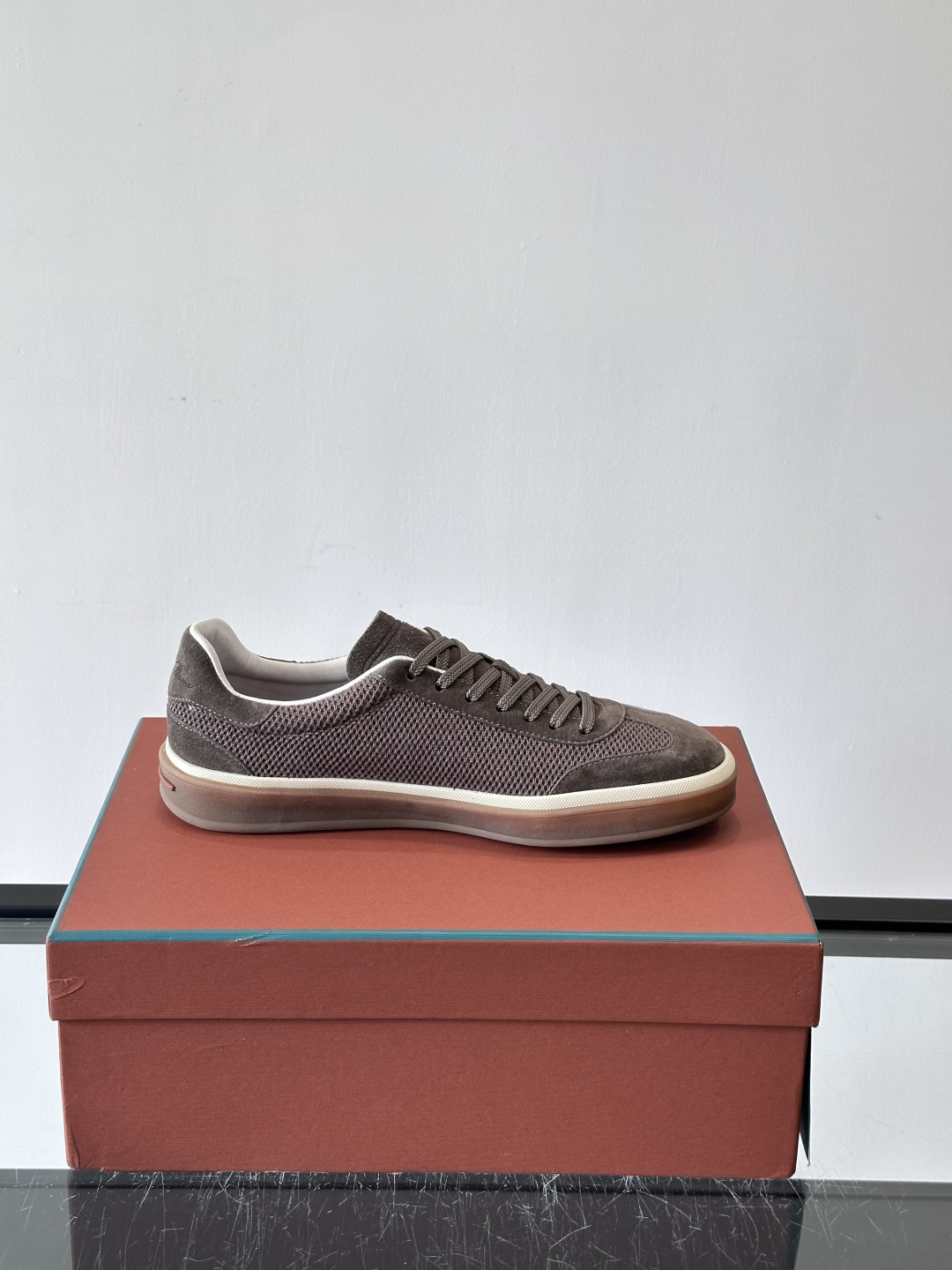 LoroPiana/诺悠翩雅 WeekendWalk男士新款运动鞋，采用轻盈防皱的纤维面料，鞋面绒面革嵌