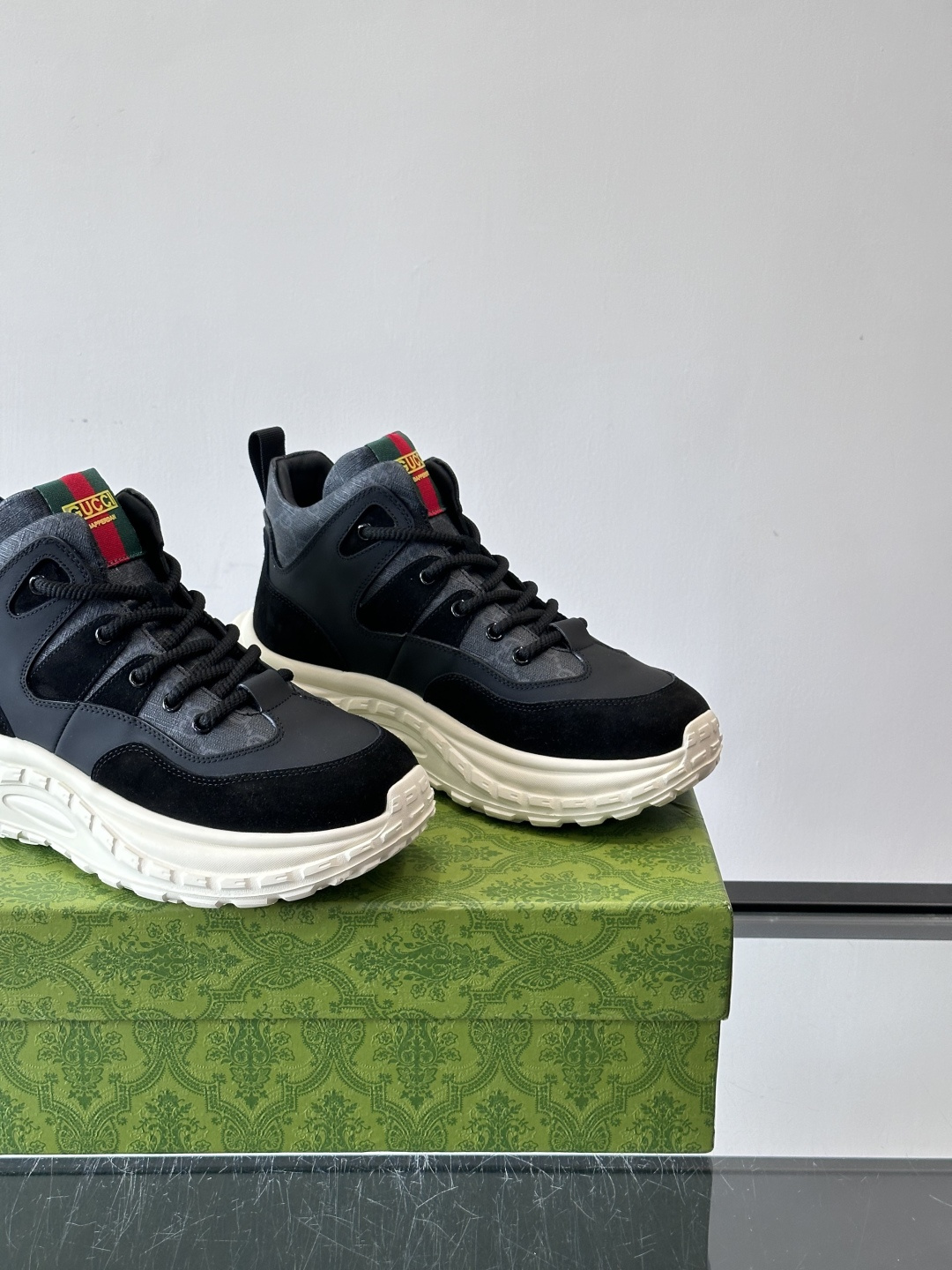 ◾️▫️G家男士GG高帮运动鞋，选用进口牛皮打造，简约舒适版，内里头层牛皮，鞋舌装饰品牌logo，细节精