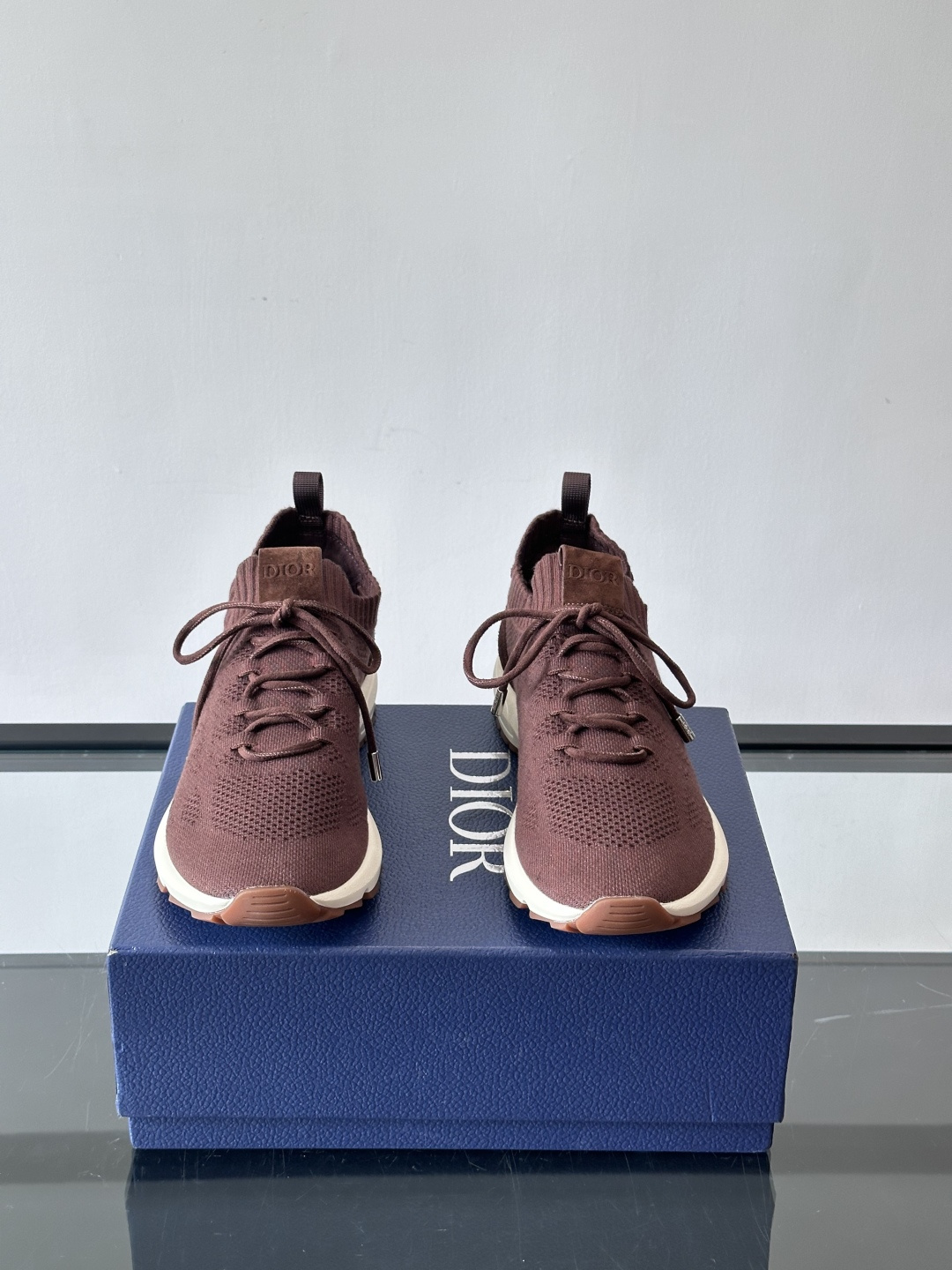 Dior B80运动鞋是迪奥男士系列新品，主打舒适与时尚。鞋面采用透气网布+织物拼接，轻盈又贴合脚型，日