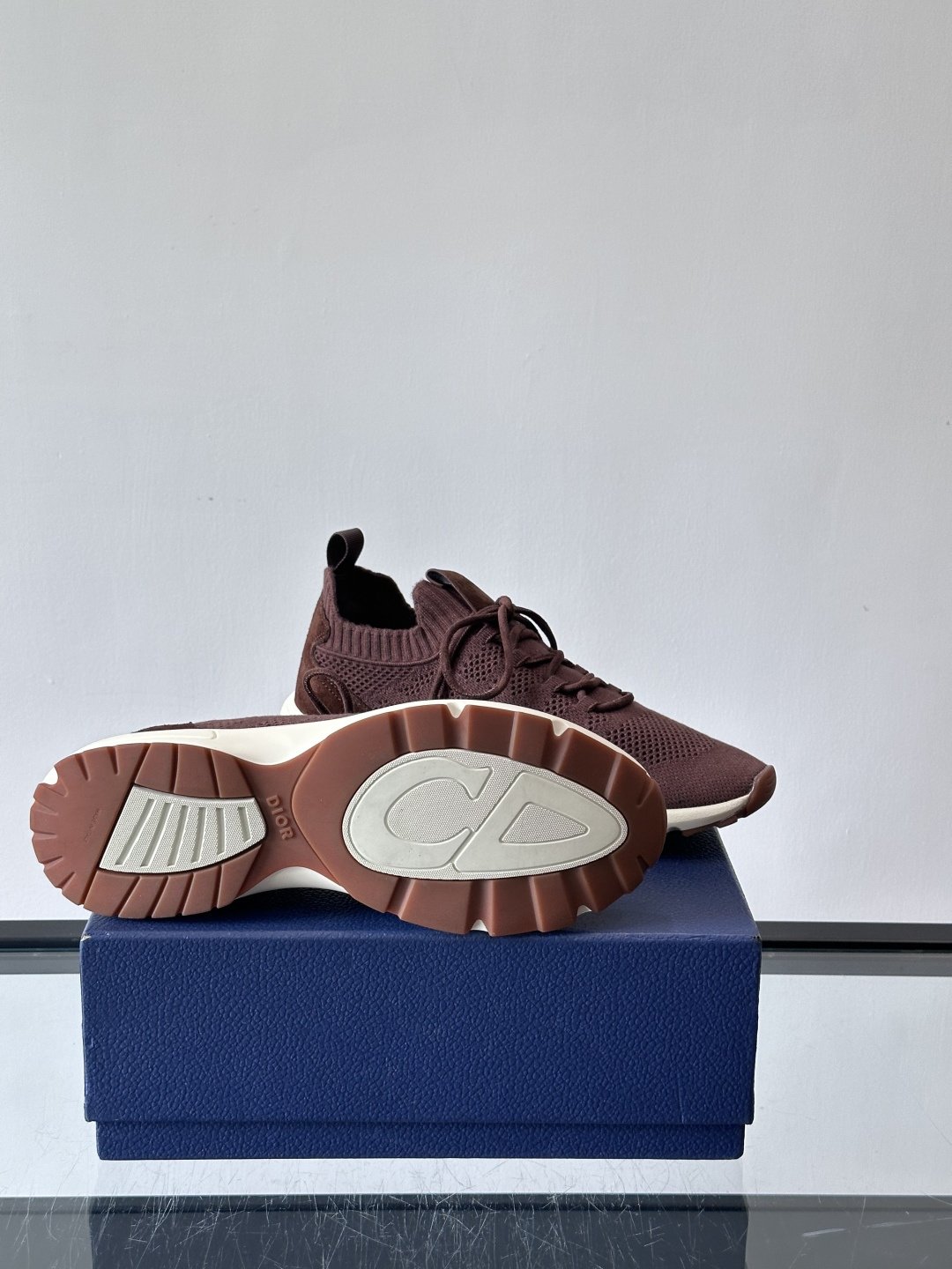 Dior B80运动鞋是迪奥男士系列新品，主打舒适与时尚。鞋面采用透气网布+织物拼接，轻盈又贴合脚型，日