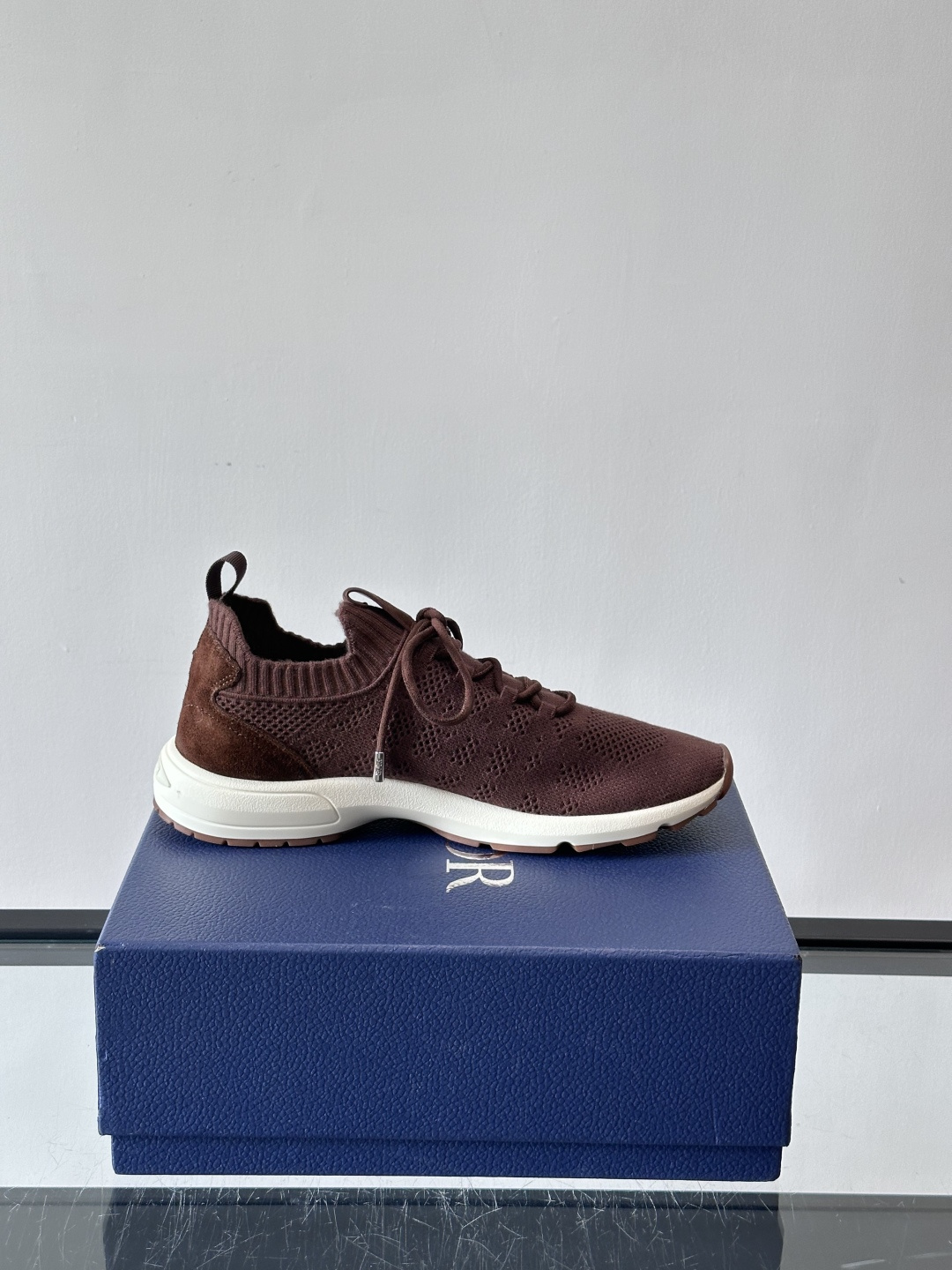 Dior B80运动鞋是迪奥男士系列新品，主打舒适与时尚。鞋面采用透气网布+织物拼接，轻盈又贴合脚型，日