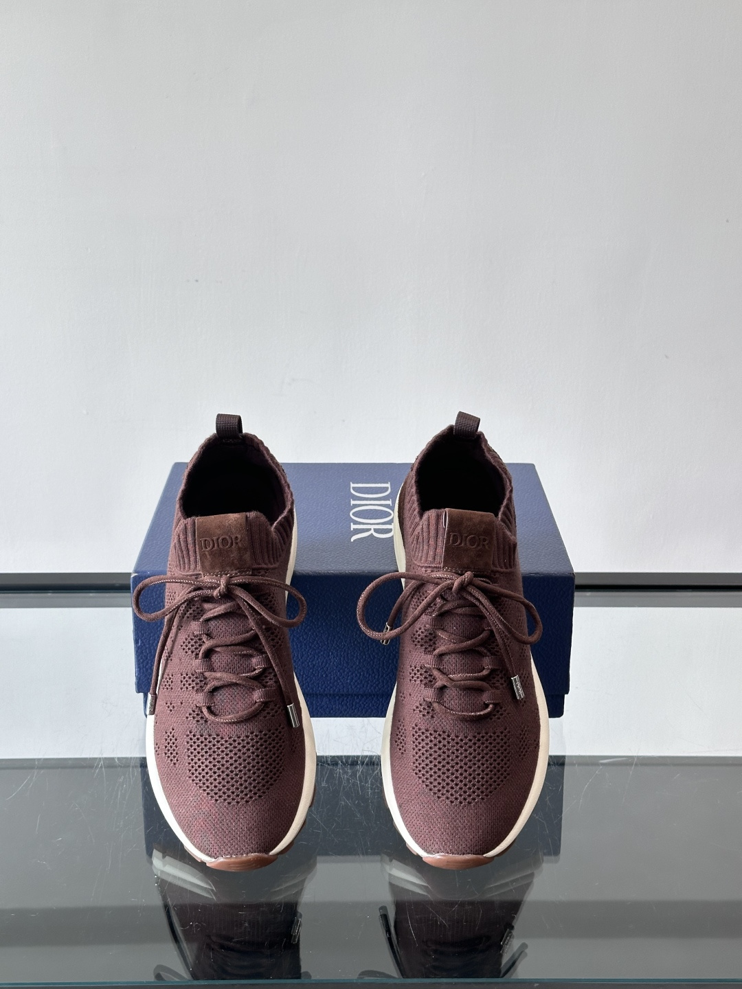 Dior B80运动鞋是迪奥男士系列新品，主打舒适与时尚。鞋面采用透气网布+织物拼接，轻盈又贴合脚型，日