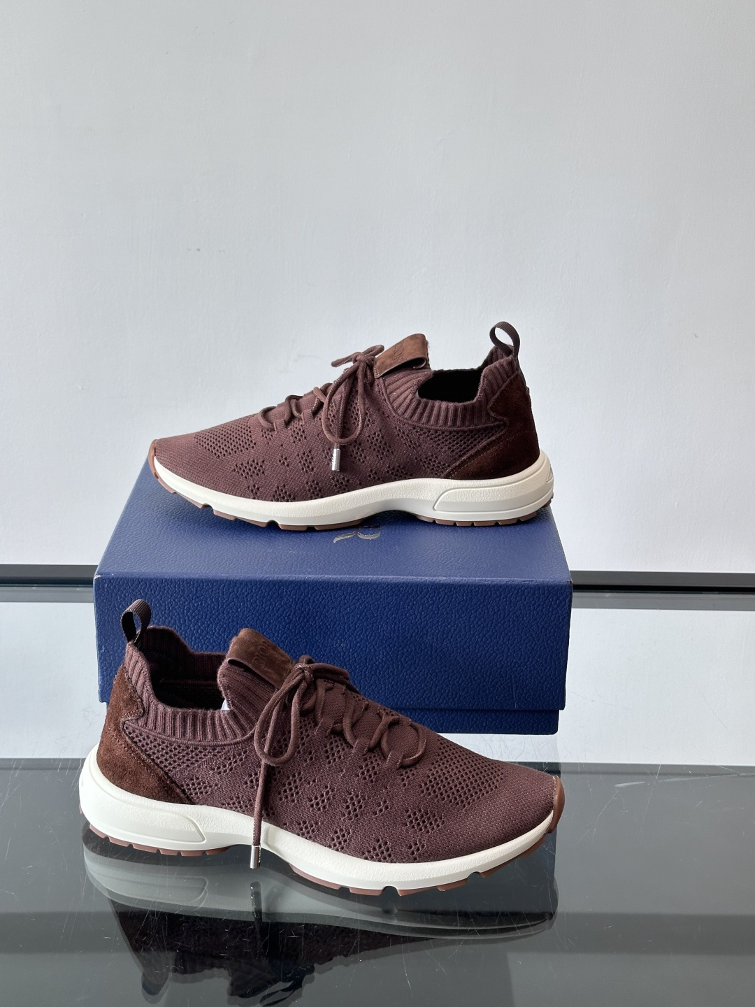 Dior B80运动鞋是迪奥男士系列新品，主打舒适与时尚。鞋面采用透气网布+织物拼接，轻盈又贴合脚型，日