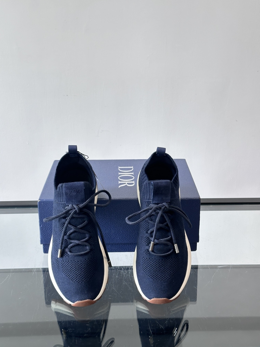 Dior B80运动鞋是迪奥男士系列新品，主打舒适与时尚。鞋面采用透气网布+织物拼接，轻盈又贴合脚型，日