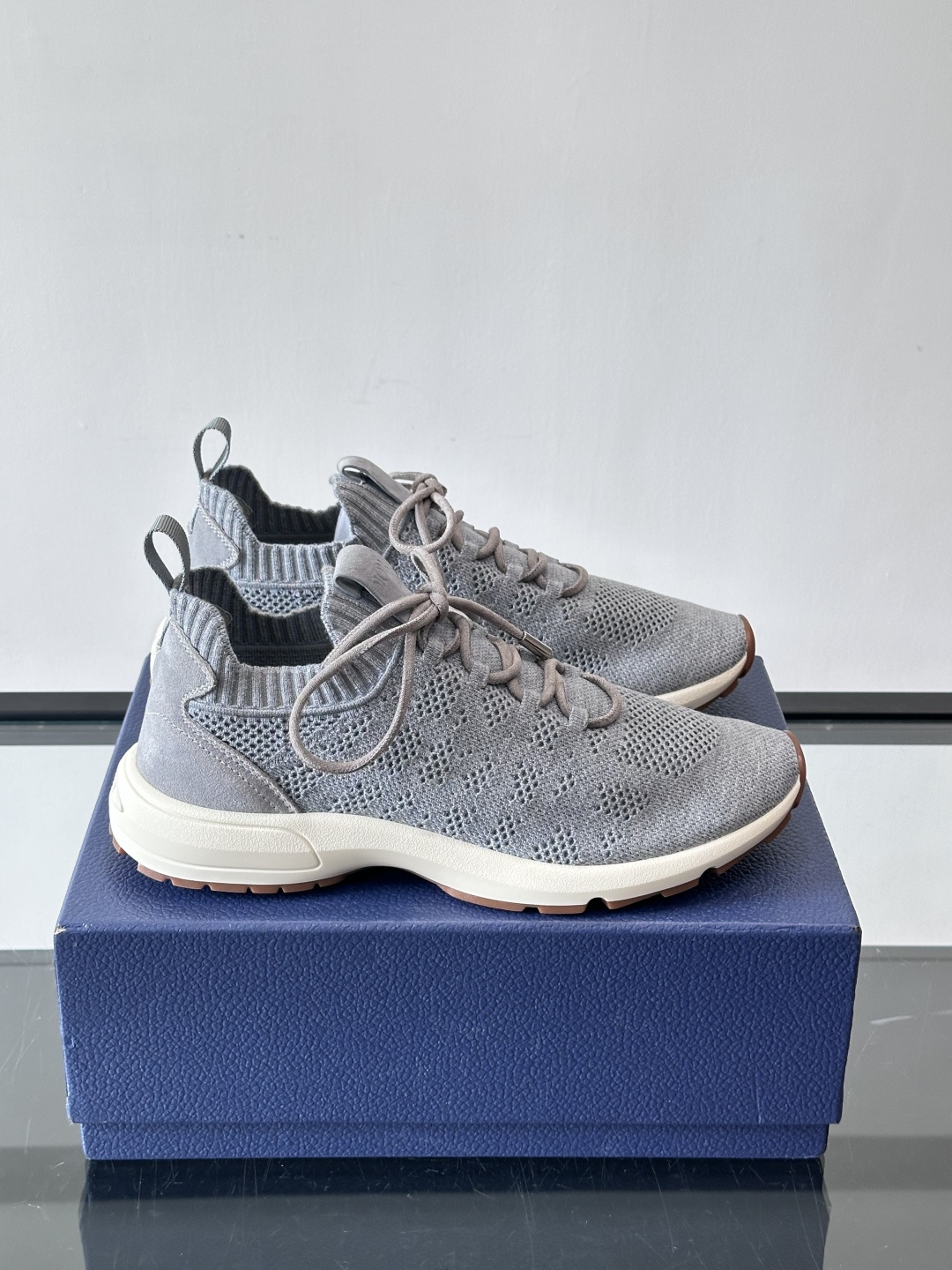 Dior B80运动鞋是迪奥男士系列新品，主打舒适与时尚。鞋面采用透气网布+织物拼接，轻盈又贴合脚型，日