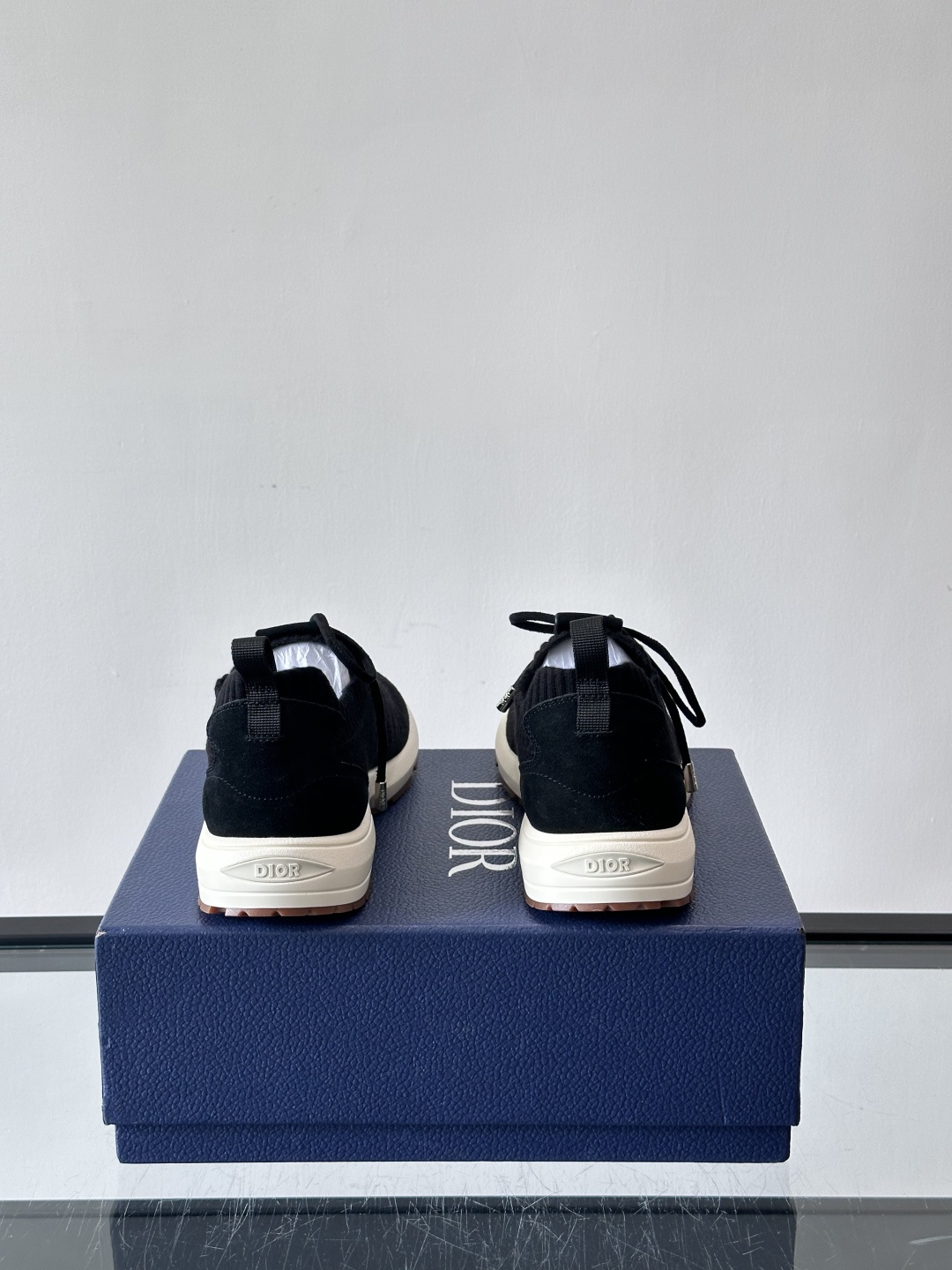 Dior B80运动鞋是迪奥男士系列新品，主打舒适与时尚。鞋面采用透气网布+织物拼接，轻盈又贴合脚型，日