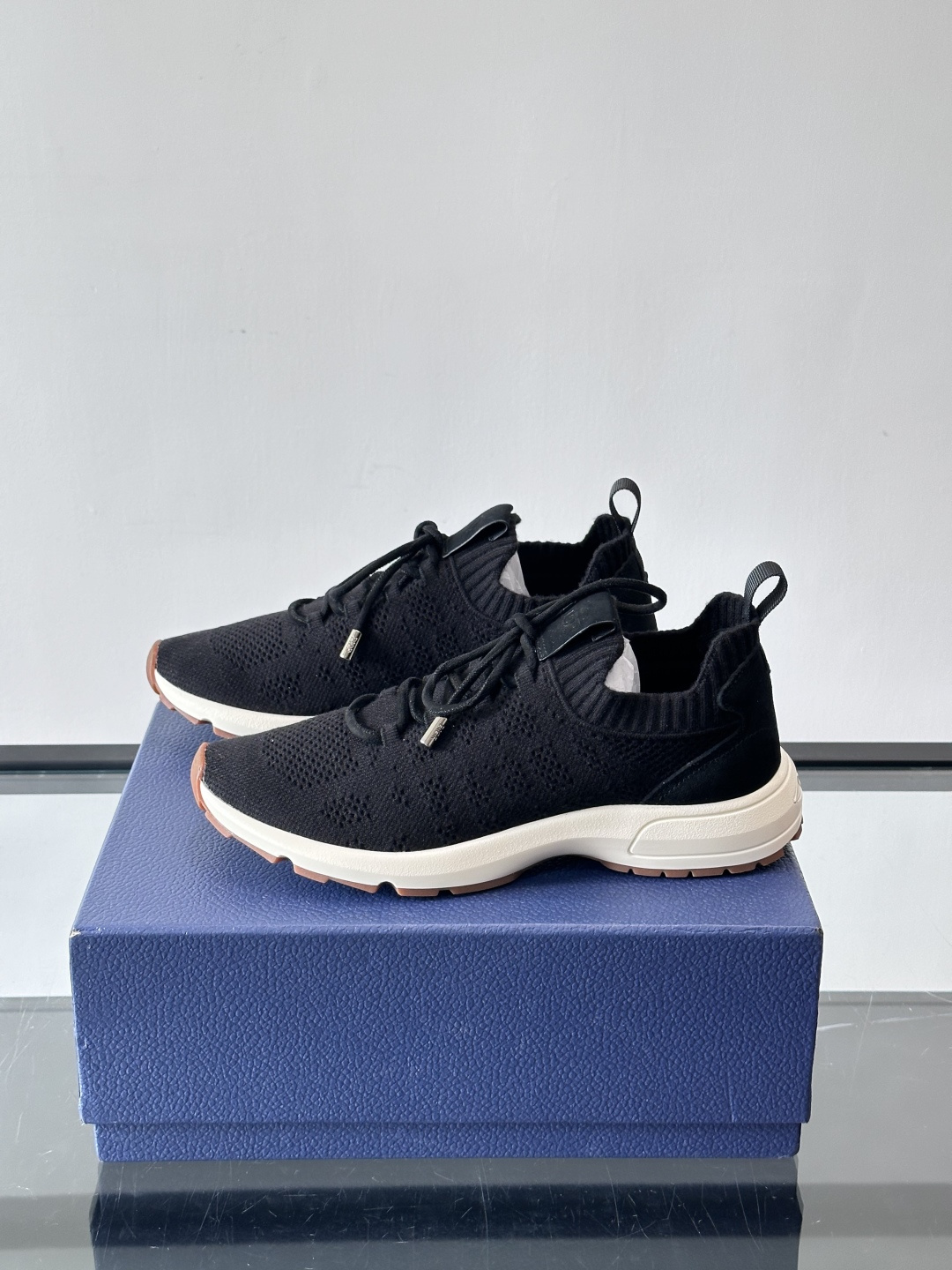 Dior B80运动鞋是迪奥男士系列新品，主打舒适与时尚。鞋面采用透气网布+织物拼接，轻盈又贴合脚型，日