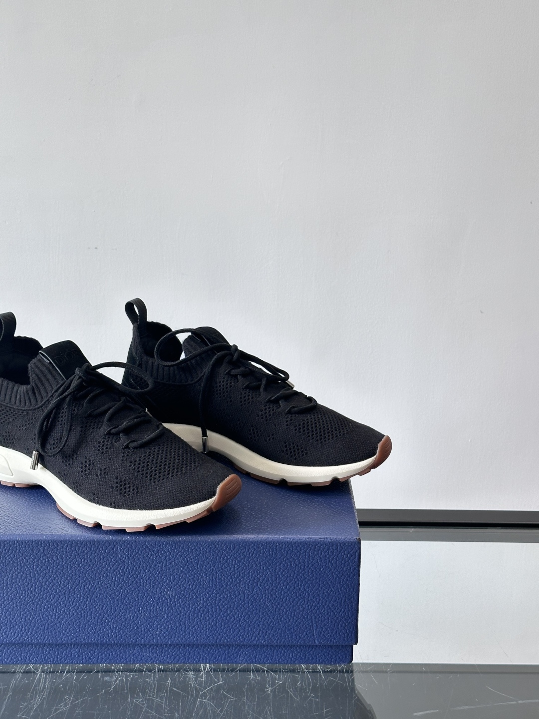 Dior B80运动鞋是迪奥男士系列新品，主打舒适与时尚。鞋面采用透气网布+织物拼接，轻盈又贴合脚型，日