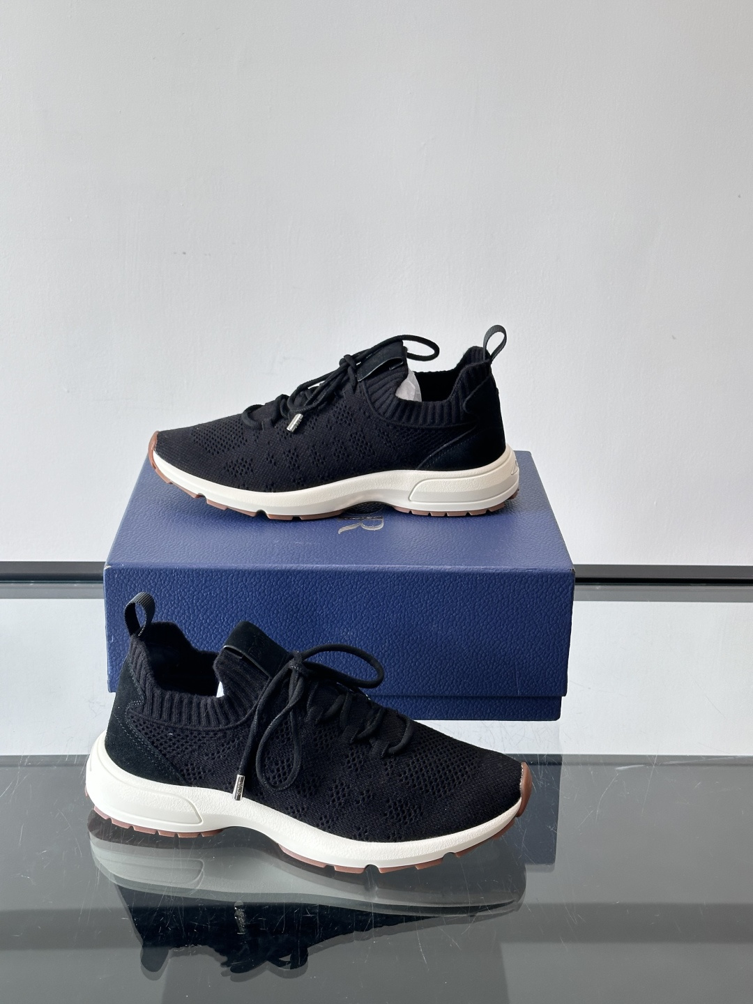 Dior B80运动鞋是迪奥男士系列新品，主打舒适与时尚。鞋面采用透气网布+织物拼接，轻盈又贴合脚型，日