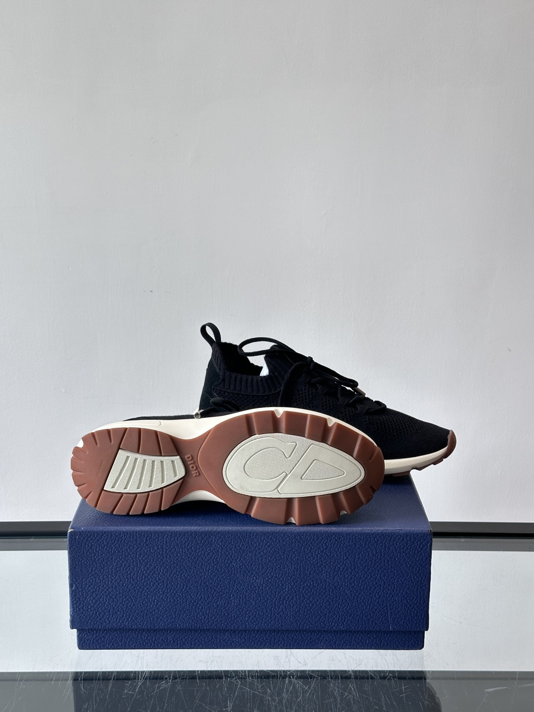 Dior B80运动鞋是迪奥男士系列新品，主打舒适与时尚。鞋面采用透气网布+织物拼接，轻盈又贴合脚型，日