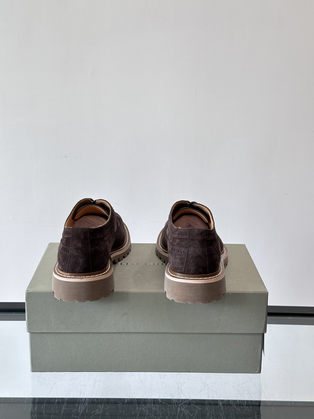 Brunello Cucinelli麂皮雕花德比鞋这双鞋来自意大利奢侈品牌Brunello Cucine