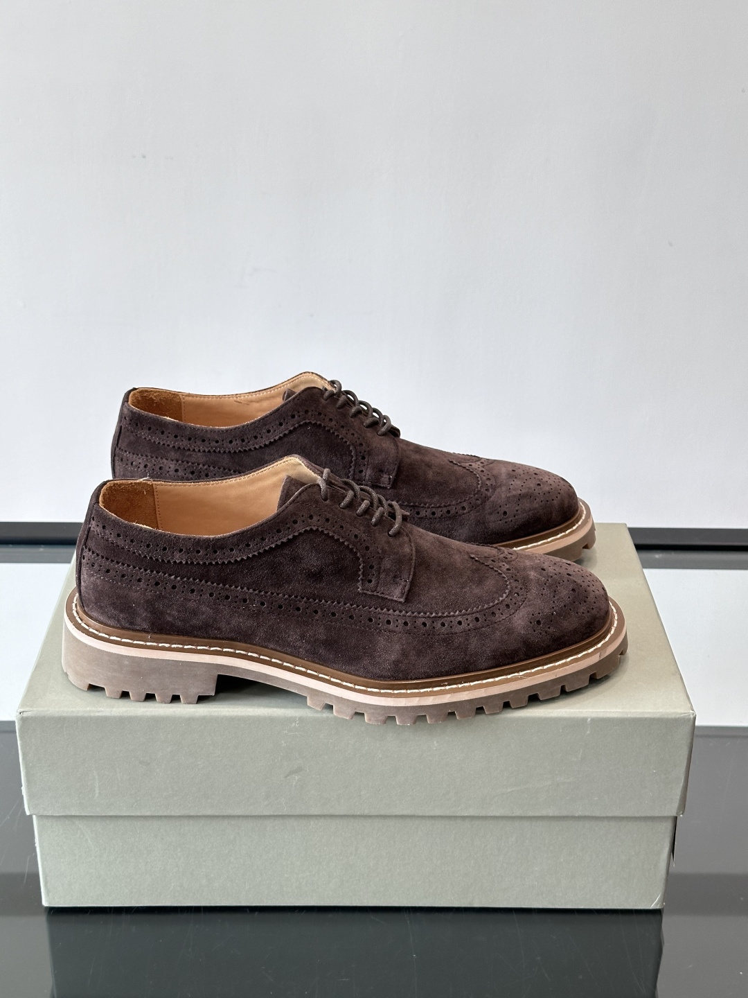 Brunello Cucinelli麂皮雕花德比鞋这双鞋来自意大利奢侈品牌Brunello Cucine