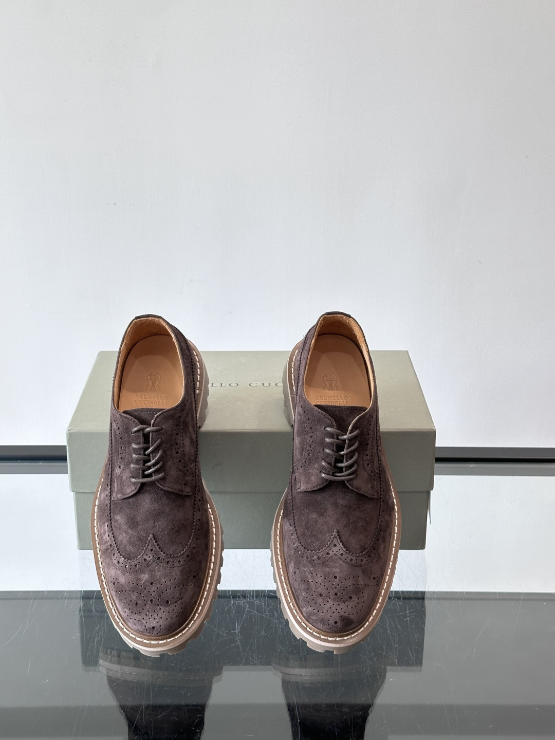 Brunello Cucinelli麂皮雕花德比鞋这双鞋来自意大利奢侈品牌Brunello Cucine