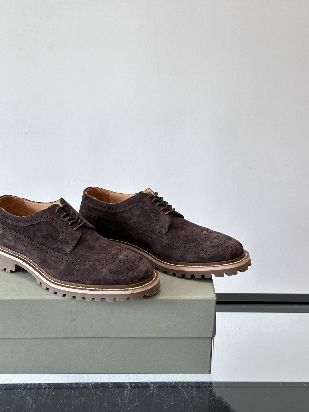 Brunello Cucinelli麂皮雕花德比鞋这双鞋来自意大利奢侈品牌Brunello Cucine
