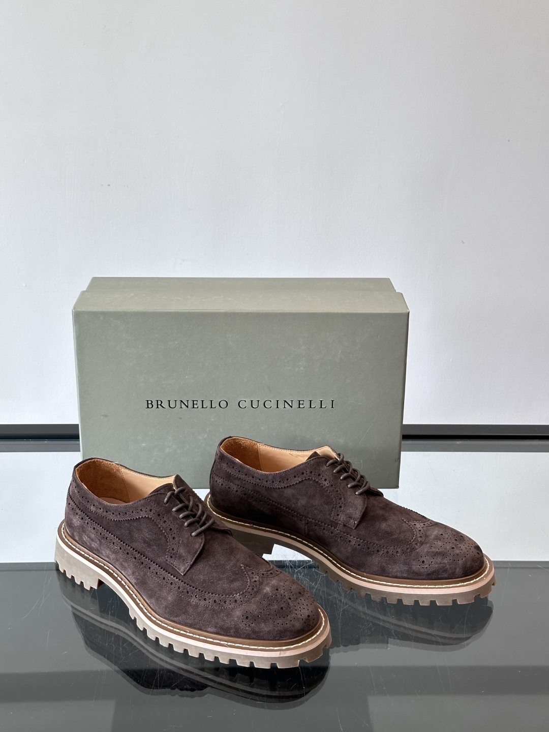 Brunello Cucinelli麂皮雕花德比鞋这双鞋来自意大利奢侈品牌Brunello Cucine