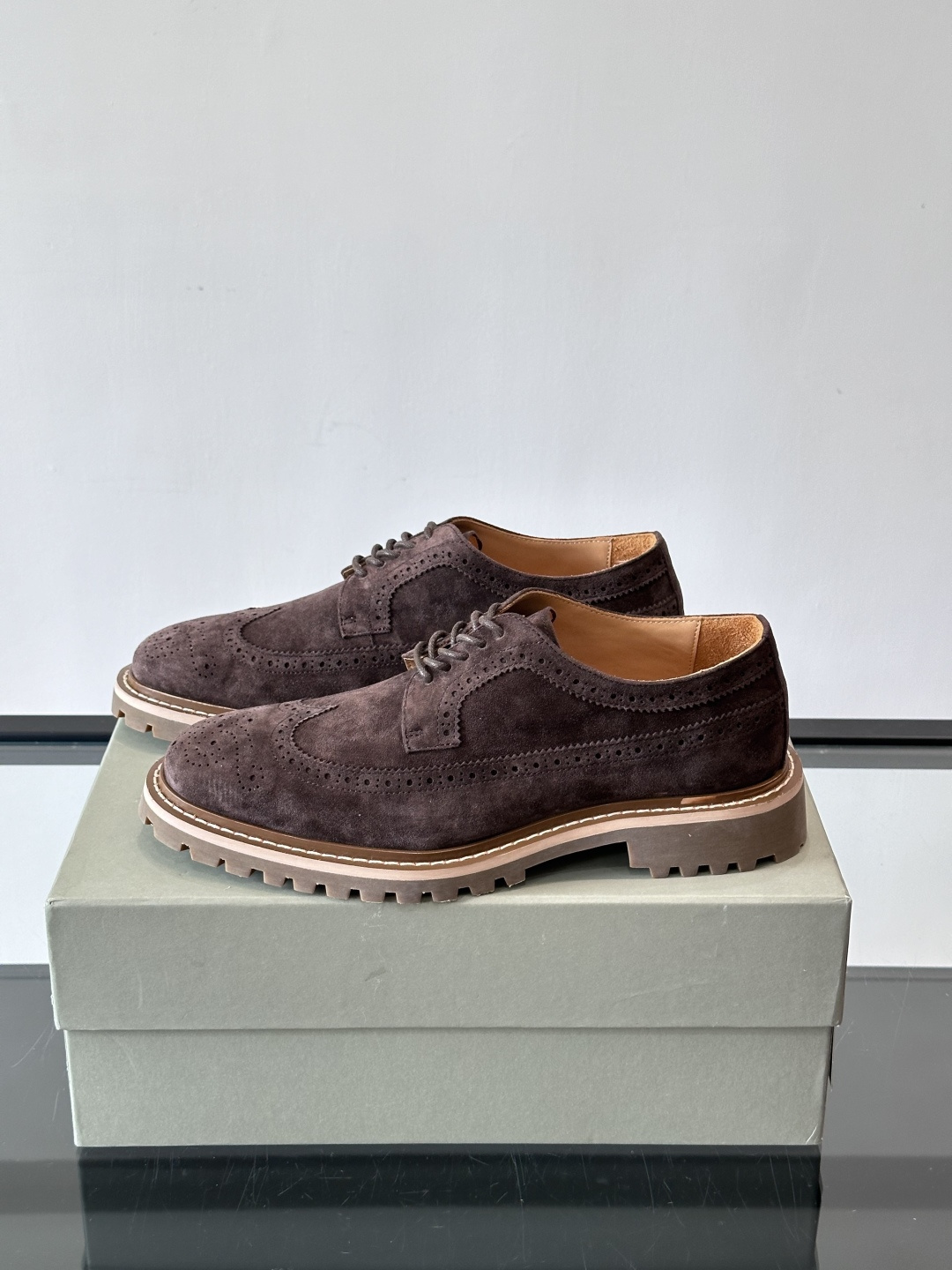 Brunello Cucinelli麂皮雕花德比鞋这双鞋来自意大利奢侈品牌Brunello Cucine