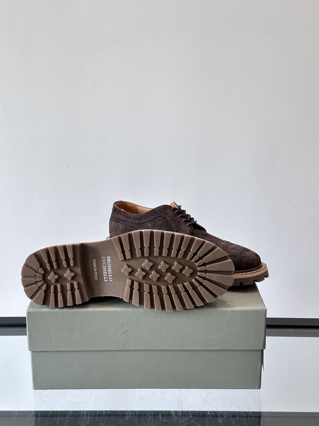 Brunello Cucinelli麂皮雕花德比鞋这双鞋来自意大利奢侈品牌Brunello Cucine