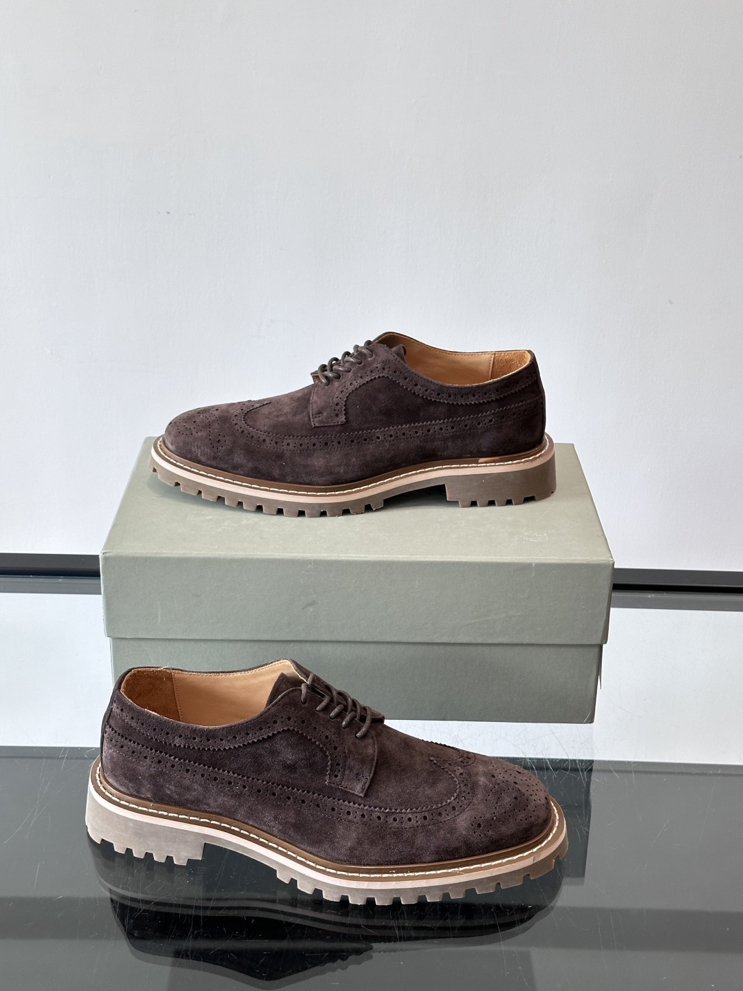 Brunello Cucinelli麂皮雕花德比鞋这双鞋来自意大利奢侈品牌Brunello Cucine