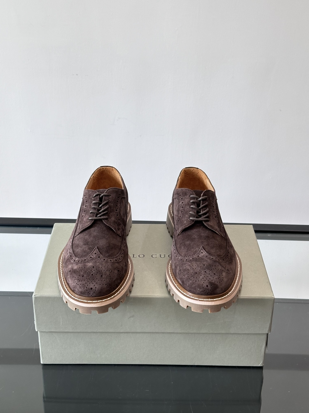 Brunello Cucinelli麂皮雕花德比鞋这双鞋来自意大利奢侈品牌Brunello Cucine