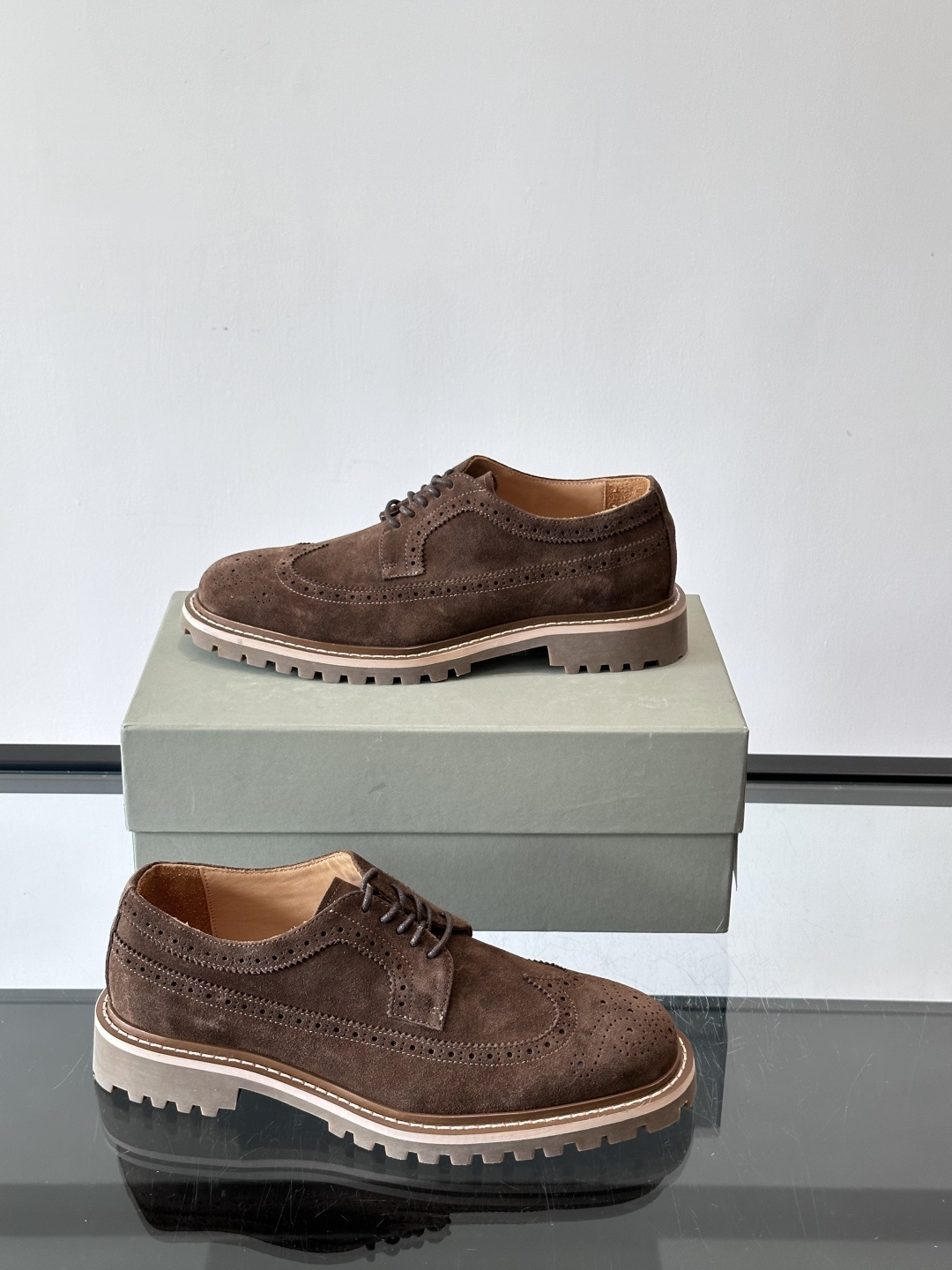 Brunello Cucinelli麂皮雕花德比鞋这双鞋来自意大利奢侈品牌Brunello Cucine