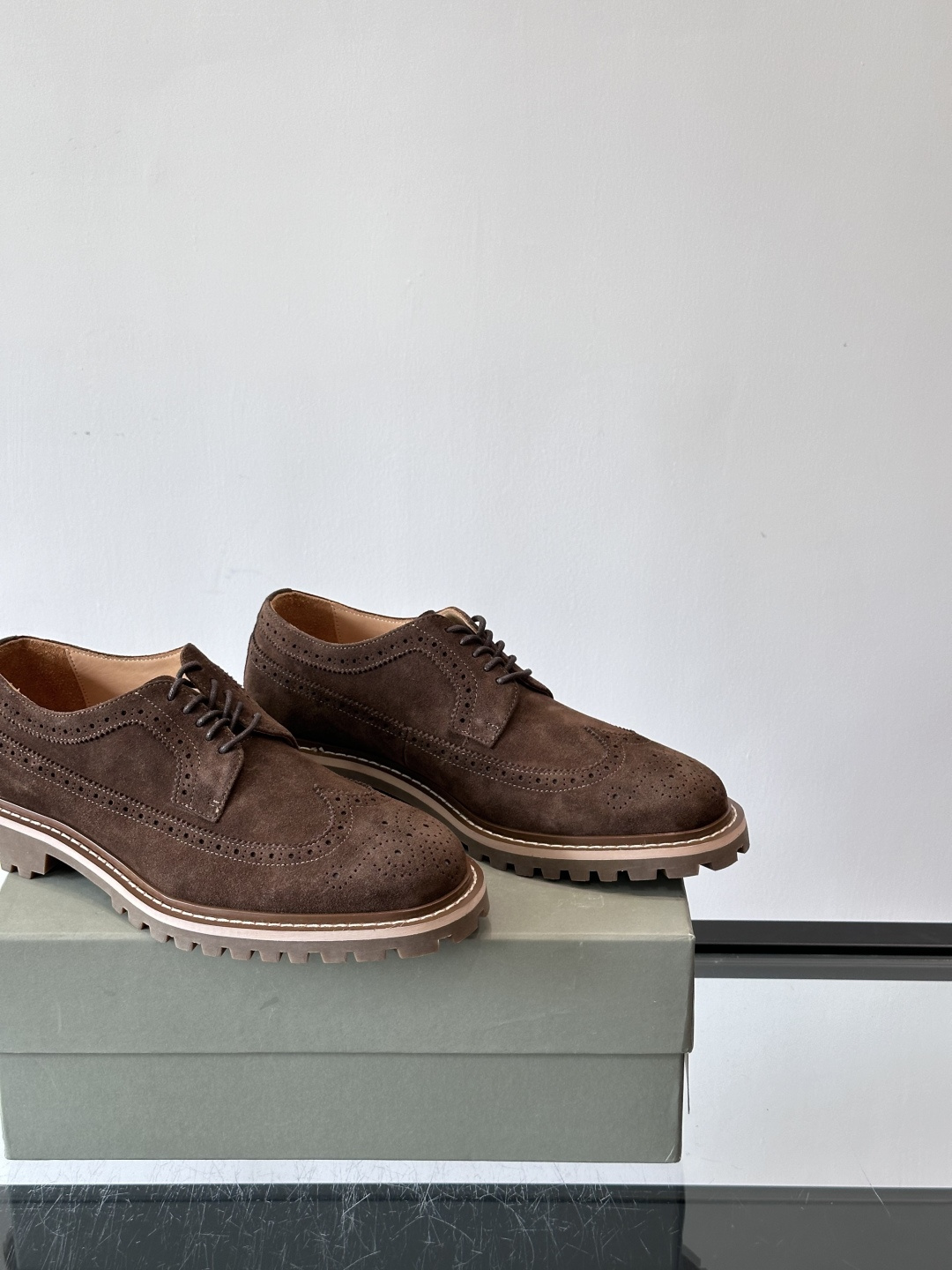 Brunello Cucinelli麂皮雕花德比鞋这双鞋来自意大利奢侈品牌Brunello Cucine