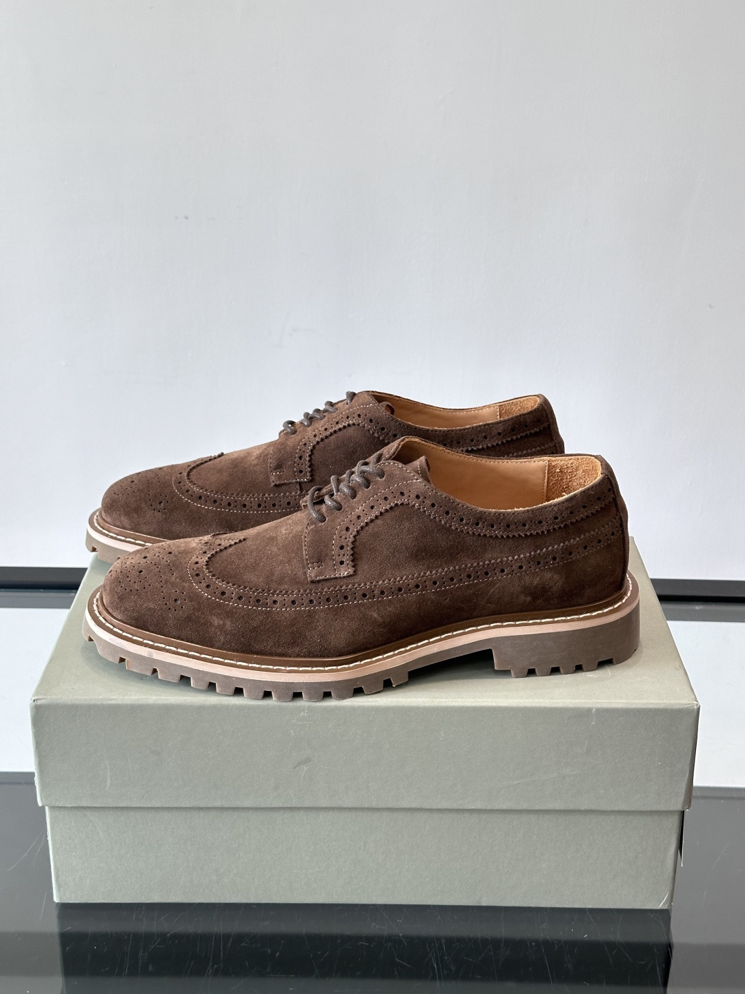 Brunello Cucinelli麂皮雕花德比鞋这双鞋来自意大利奢侈品牌Brunello Cucine