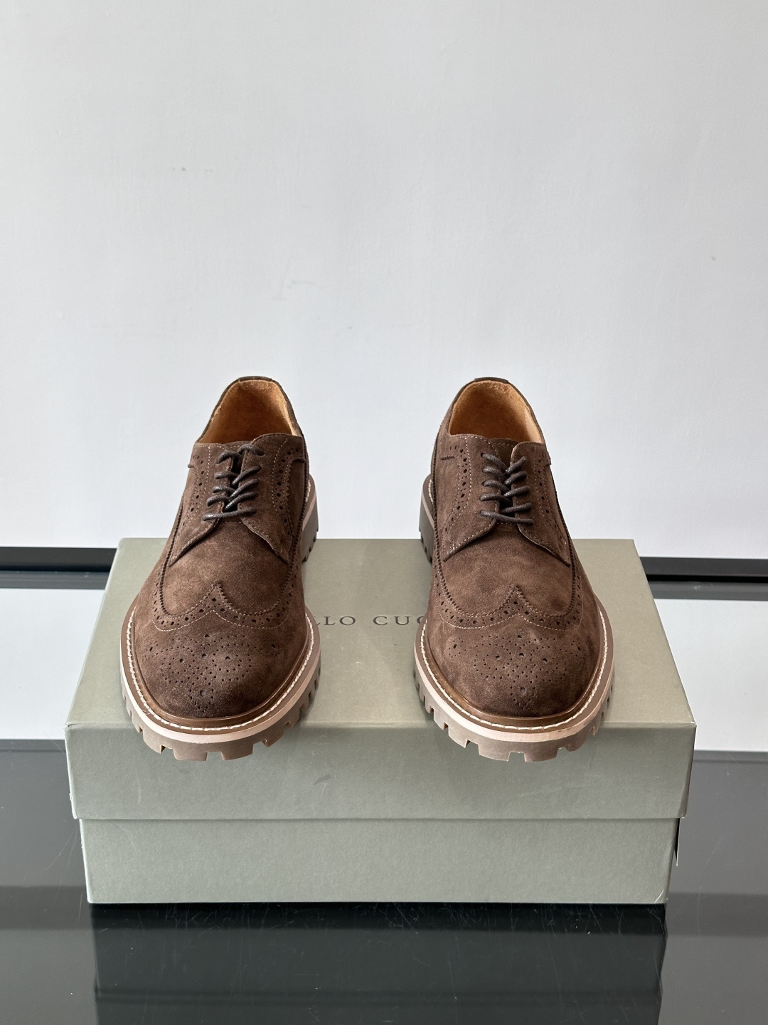 Brunello Cucinelli麂皮雕花德比鞋这双鞋来自意大利奢侈品牌Brunello Cucine