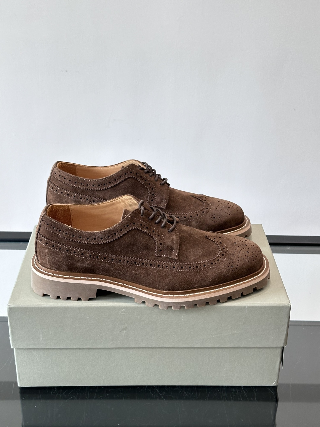 Brunello Cucinelli麂皮雕花德比鞋这双鞋来自意大利奢侈品牌Brunello Cucine