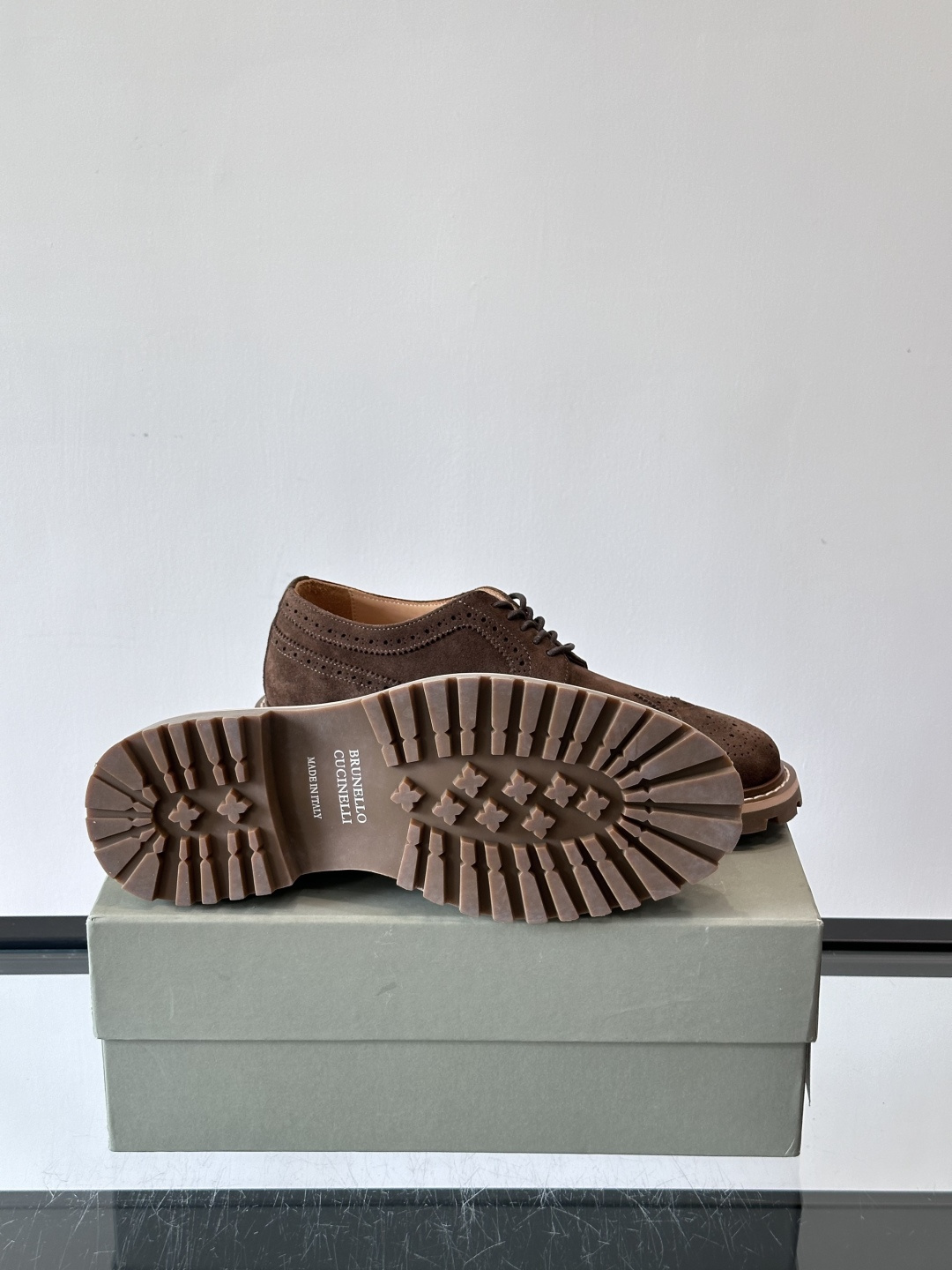 Brunello Cucinelli麂皮雕花德比鞋这双鞋来自意大利奢侈品牌Brunello Cucine