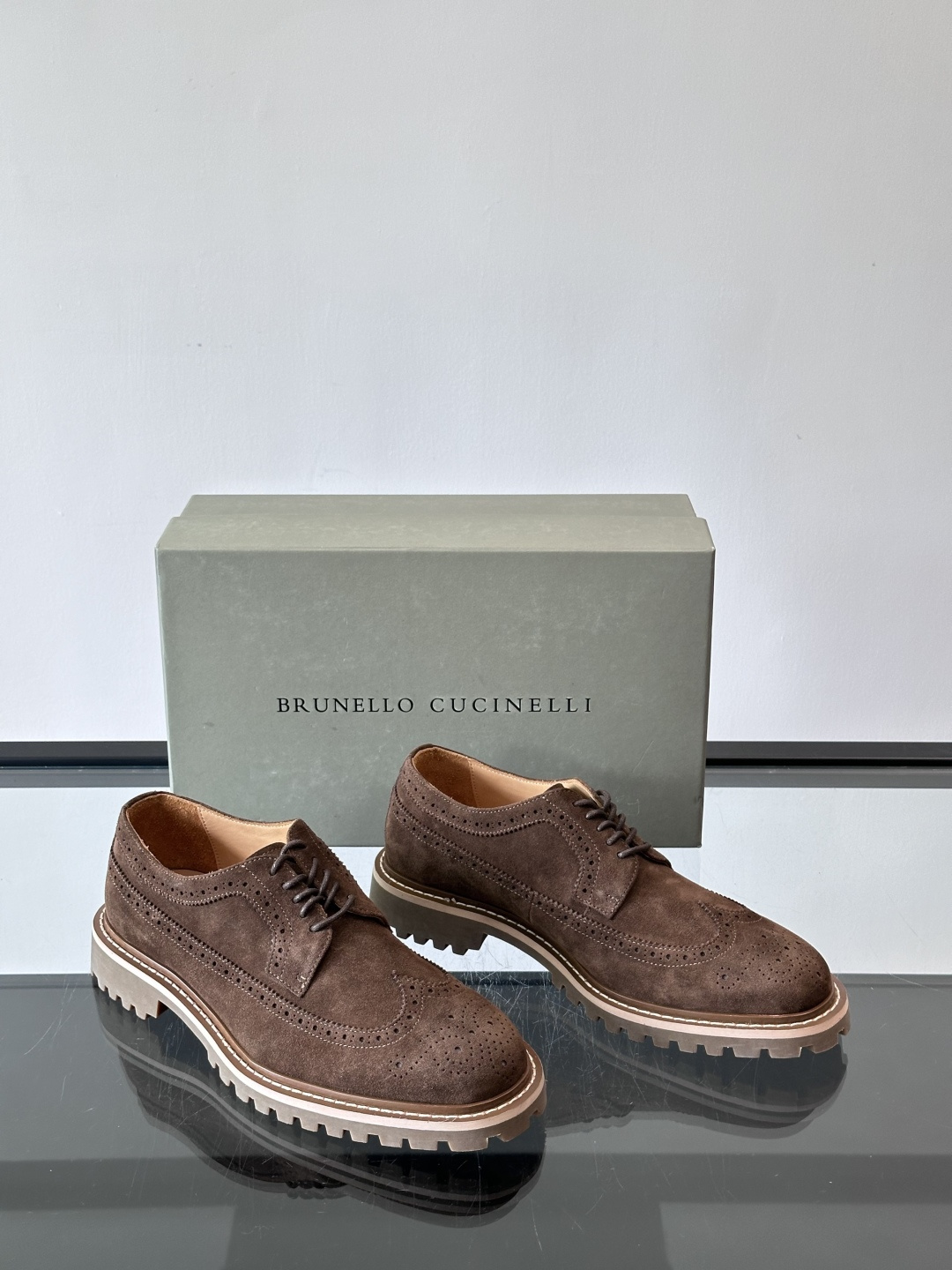 Brunello Cucinelli麂皮雕花德比鞋这双鞋来自意大利奢侈品牌Brunello Cucine