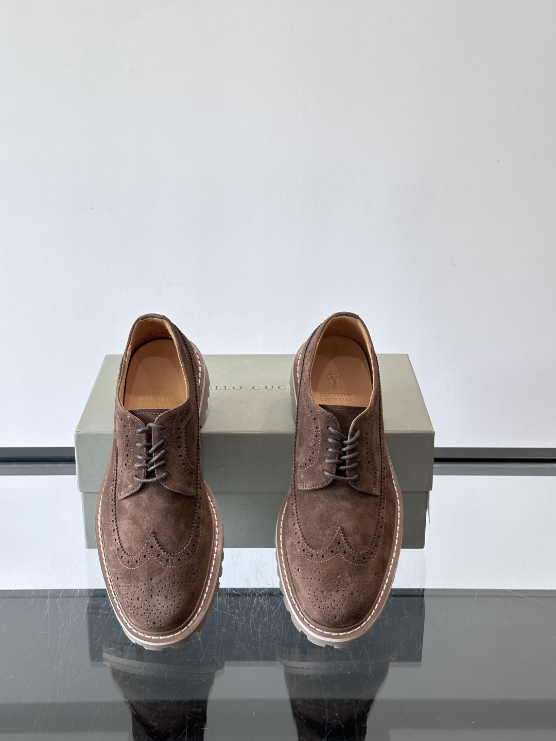 Brunello Cucinelli麂皮雕花德比鞋这双鞋来自意大利奢侈品牌Brunello Cucine