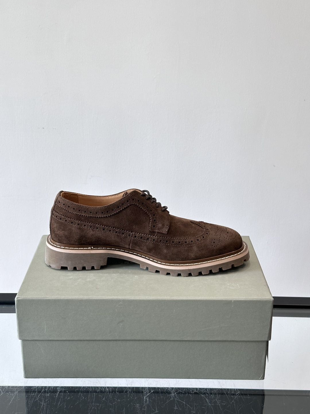 Brunello Cucinelli麂皮雕花德比鞋这双鞋来自意大利奢侈品牌Brunello Cucine