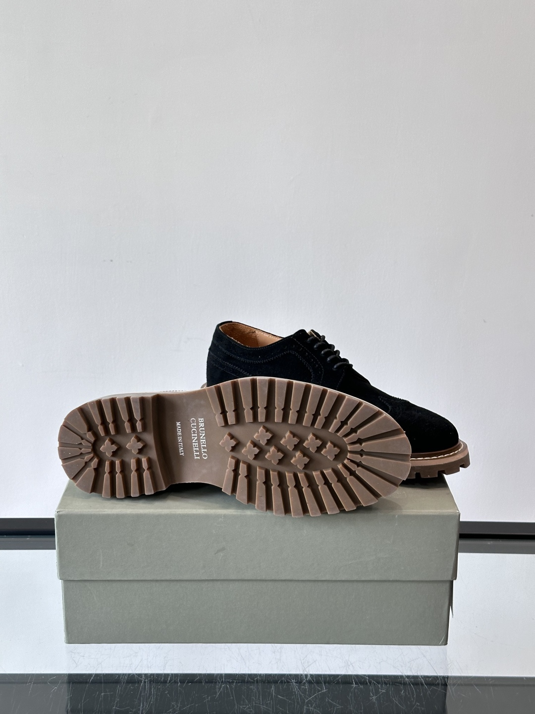 Brunello Cucinelli麂皮雕花德比鞋这双鞋来自意大利奢侈品牌Brunello Cucine