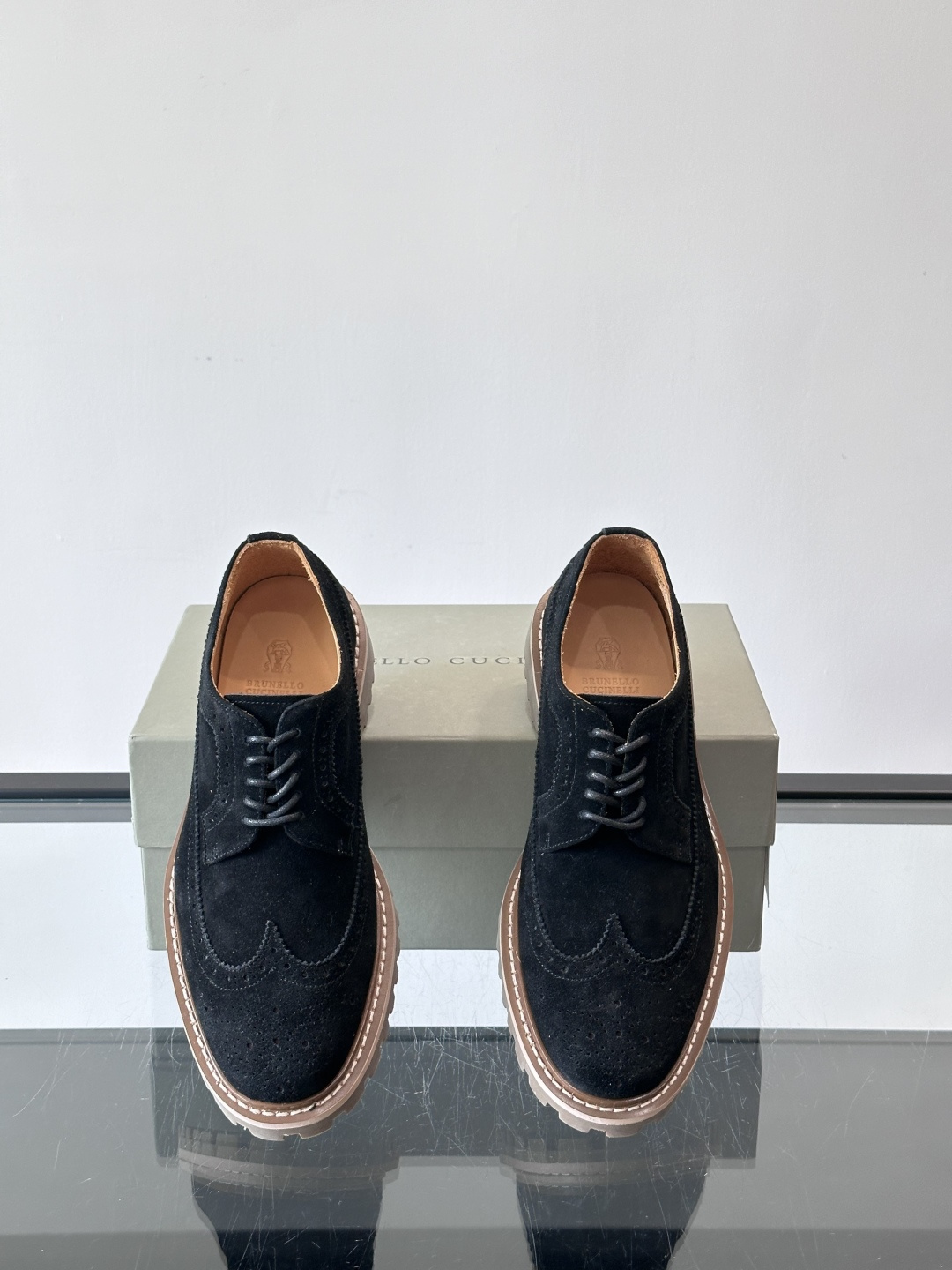 Brunello Cucinelli麂皮雕花德比鞋这双鞋来自意大利奢侈品牌Brunello Cucine